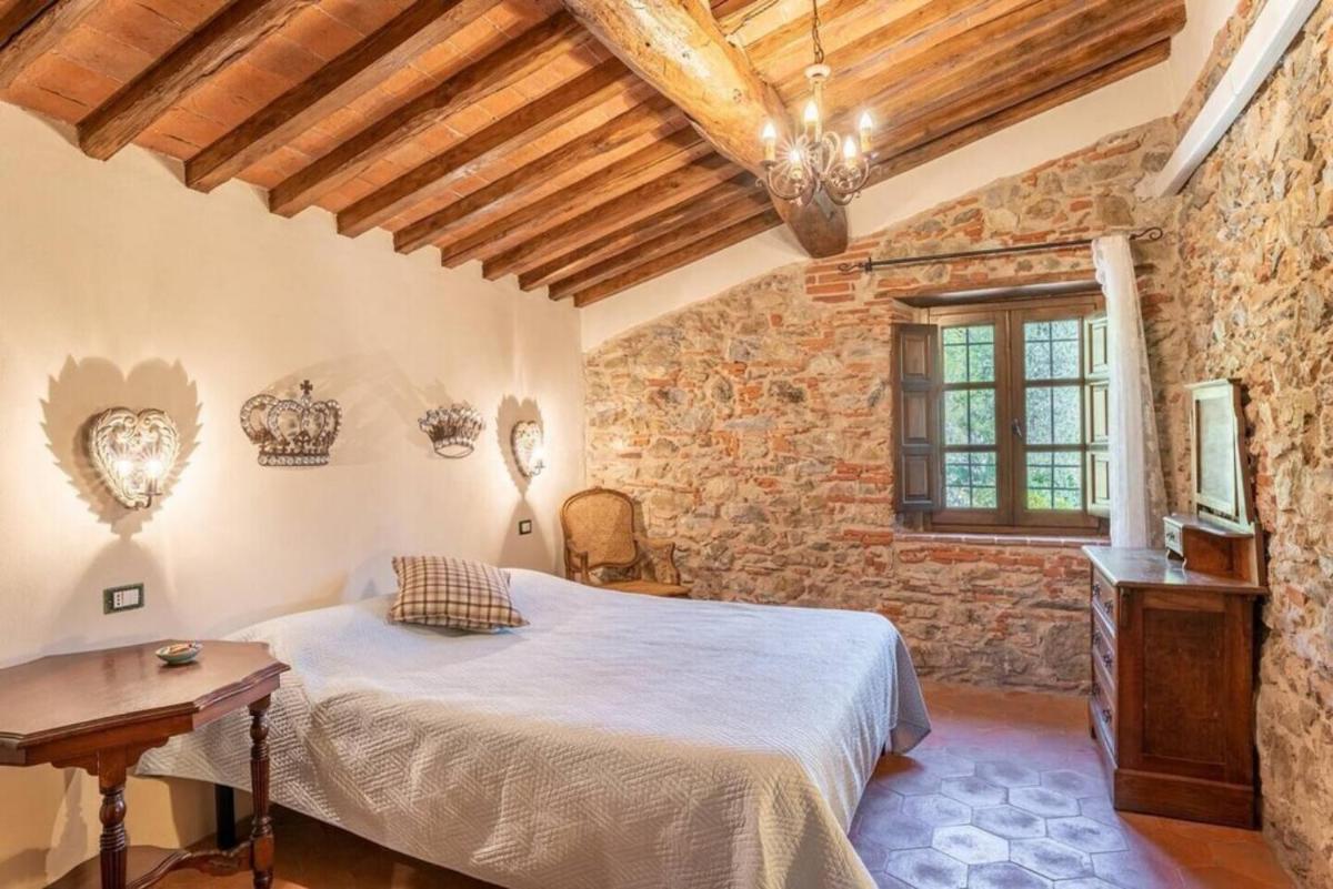 Villa Pera by Nicola Real Estate