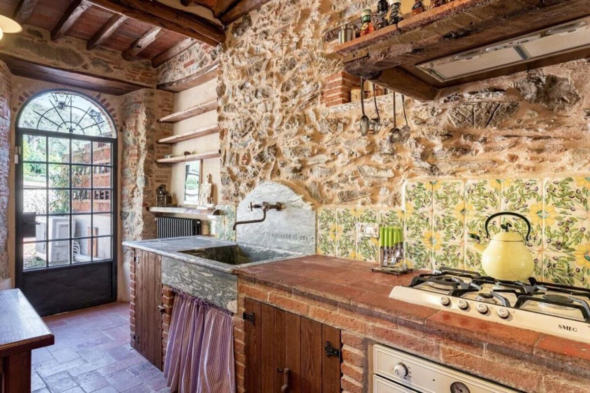 Villa Pera by Nicola Real Estate