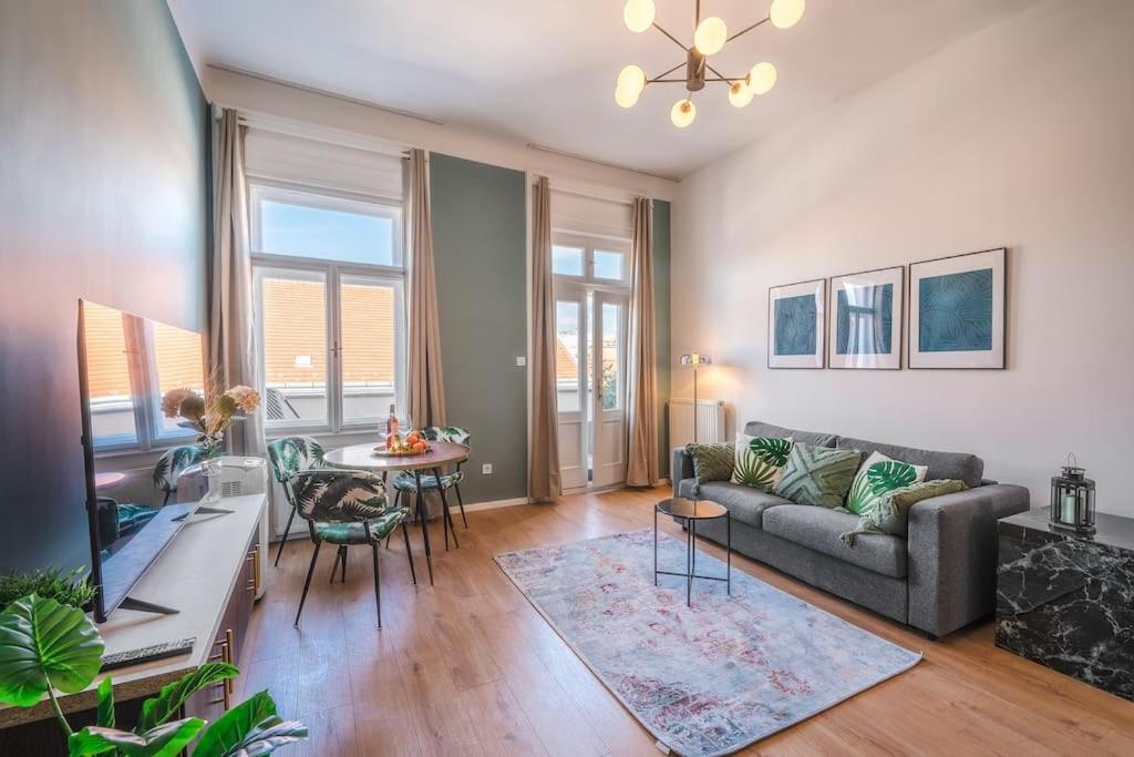Brandnew Citycenter Flat with the View and Terrace view 2