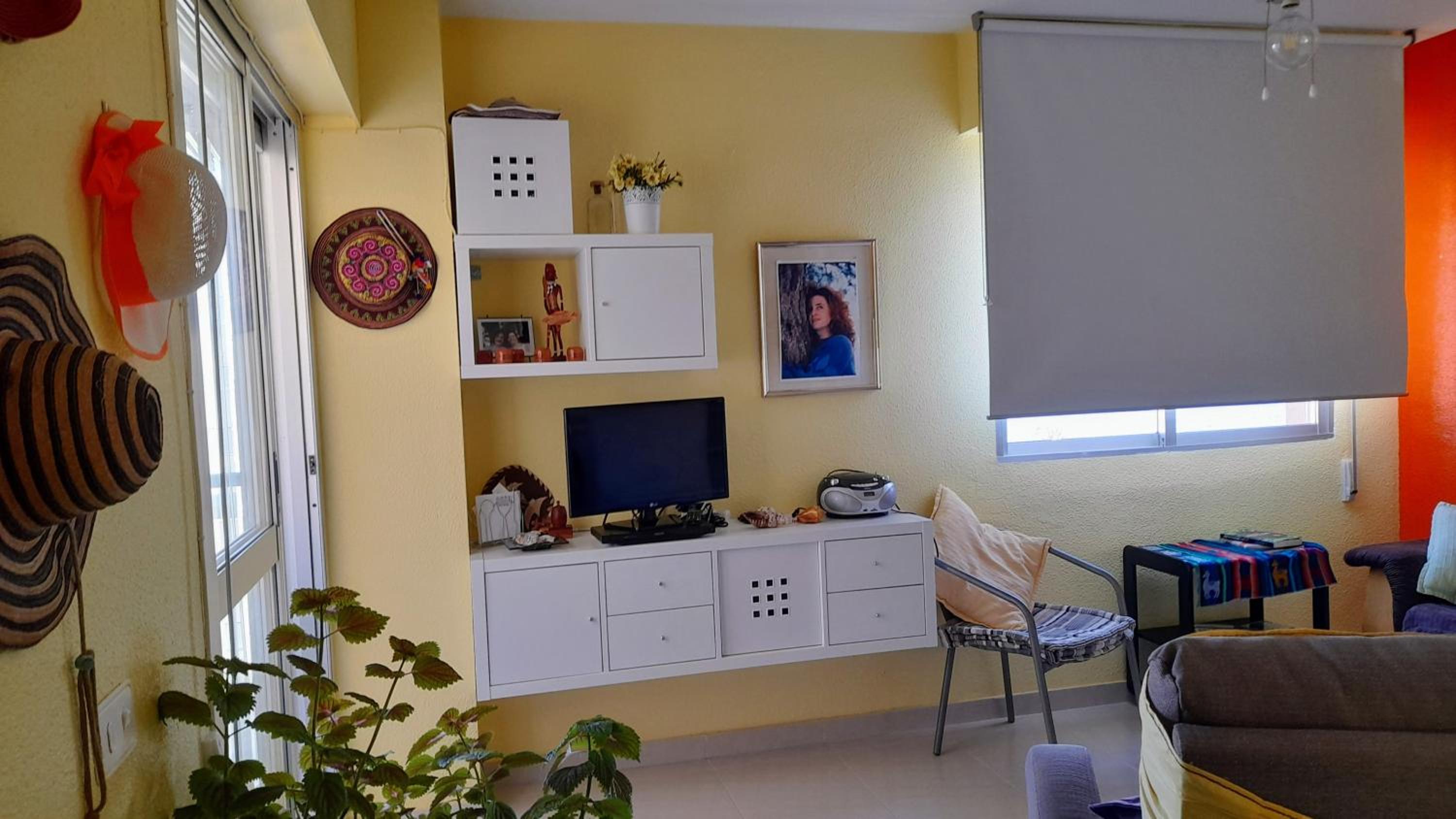 Apartamanto FRENTE AL MAR, un dormitorio con dos camas, mas otra cama abatible en el salon view 2