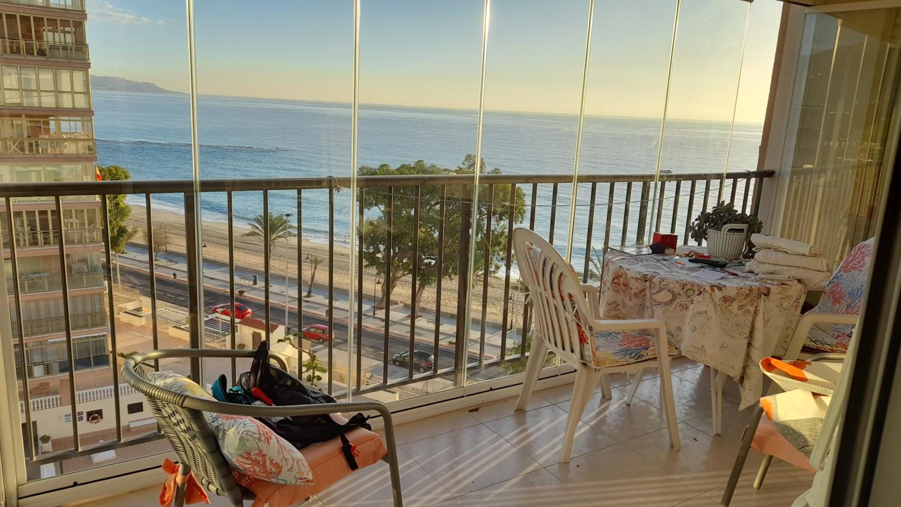 Apartamanto FRENTE AL MAR, un dormitorio con dos camas, mas otra cama abatible en el salon view 4