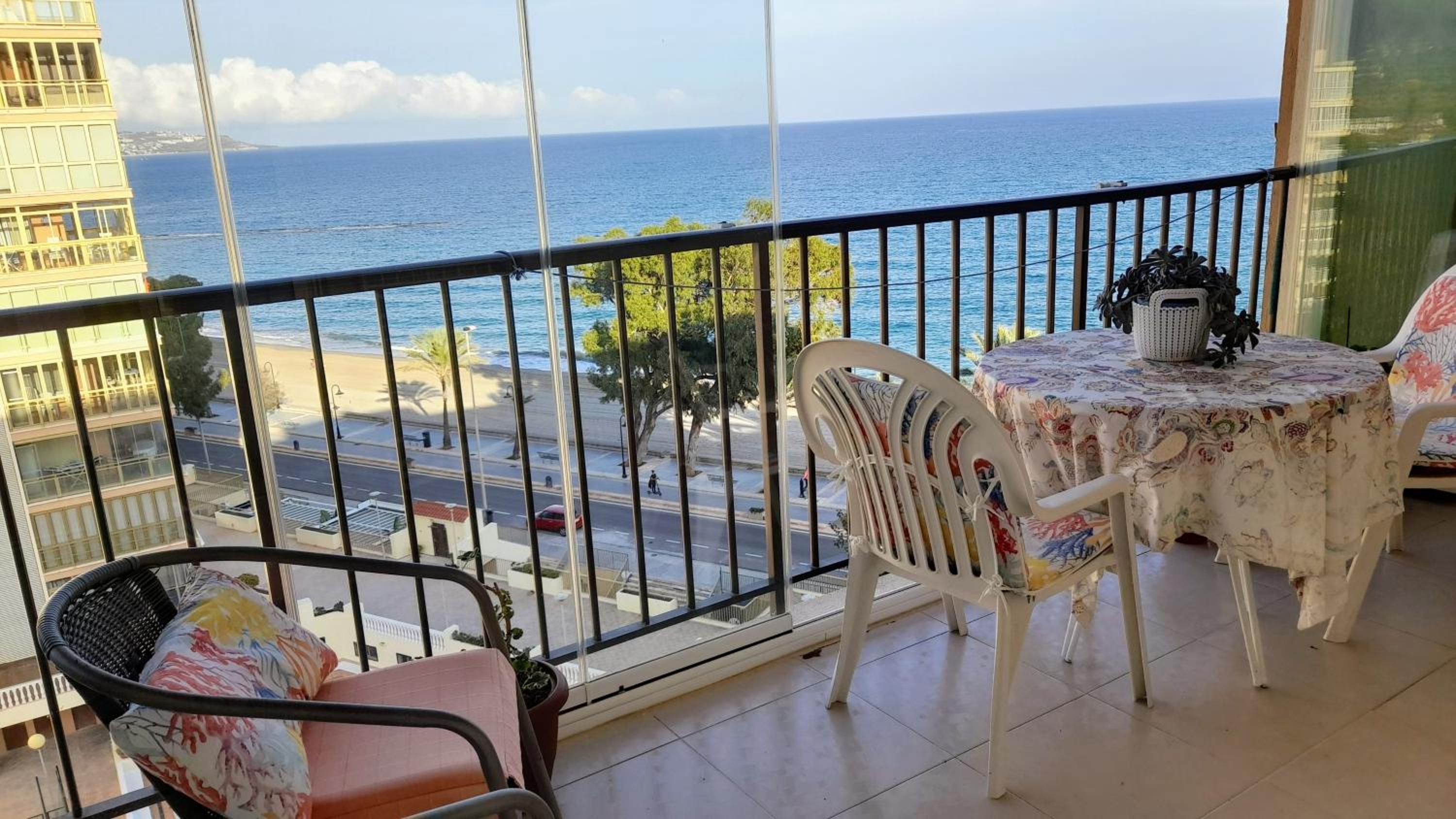 Apartamanto FRENTE AL MAR, un dormitorio con dos camas, mas otra cama abatible en el salon view 5