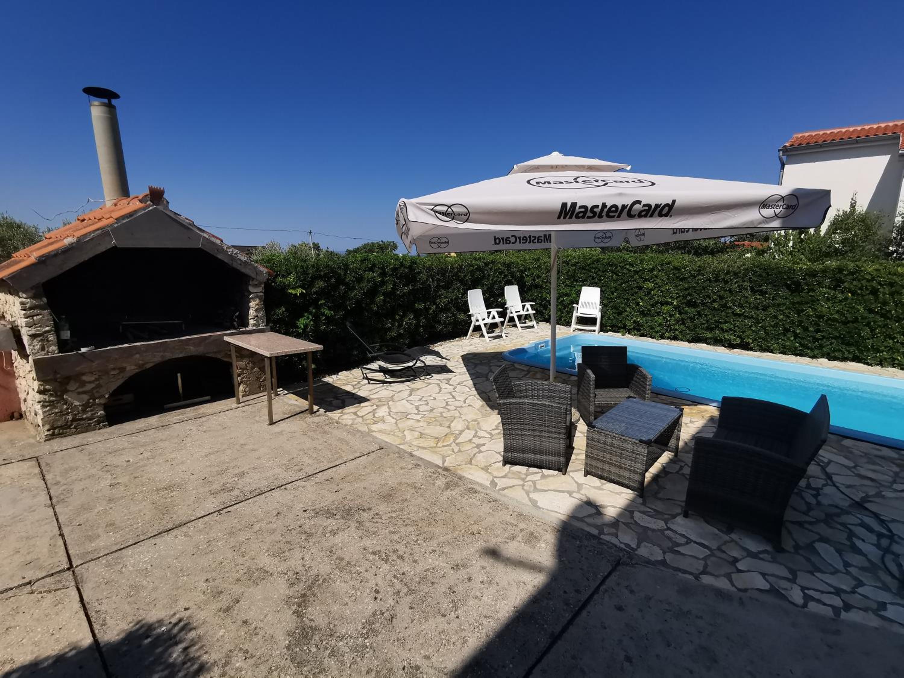 Guest house with pool Ante