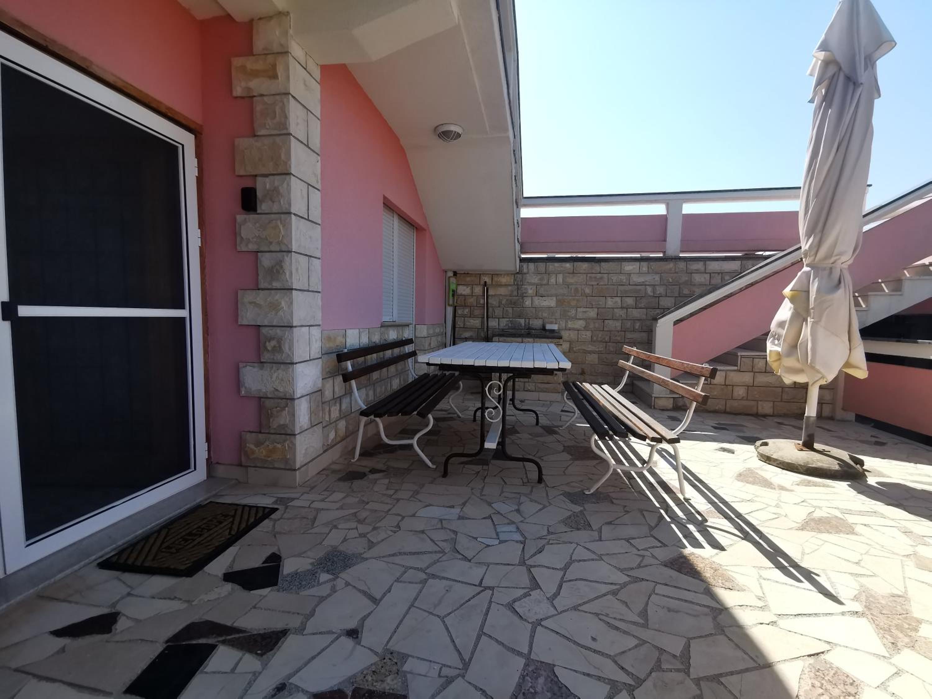 Guest house with pool Ante