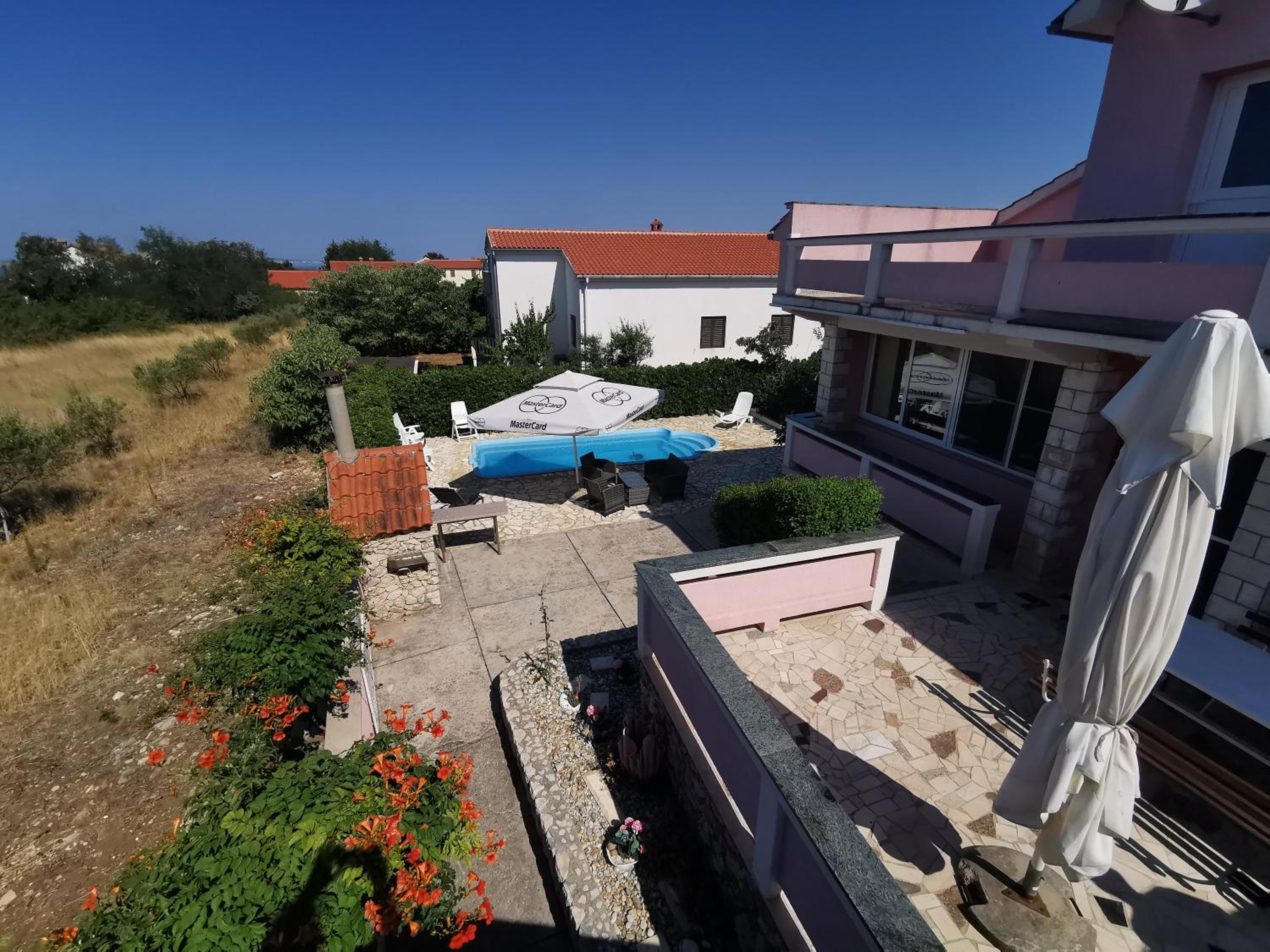 Guest house with pool Ante