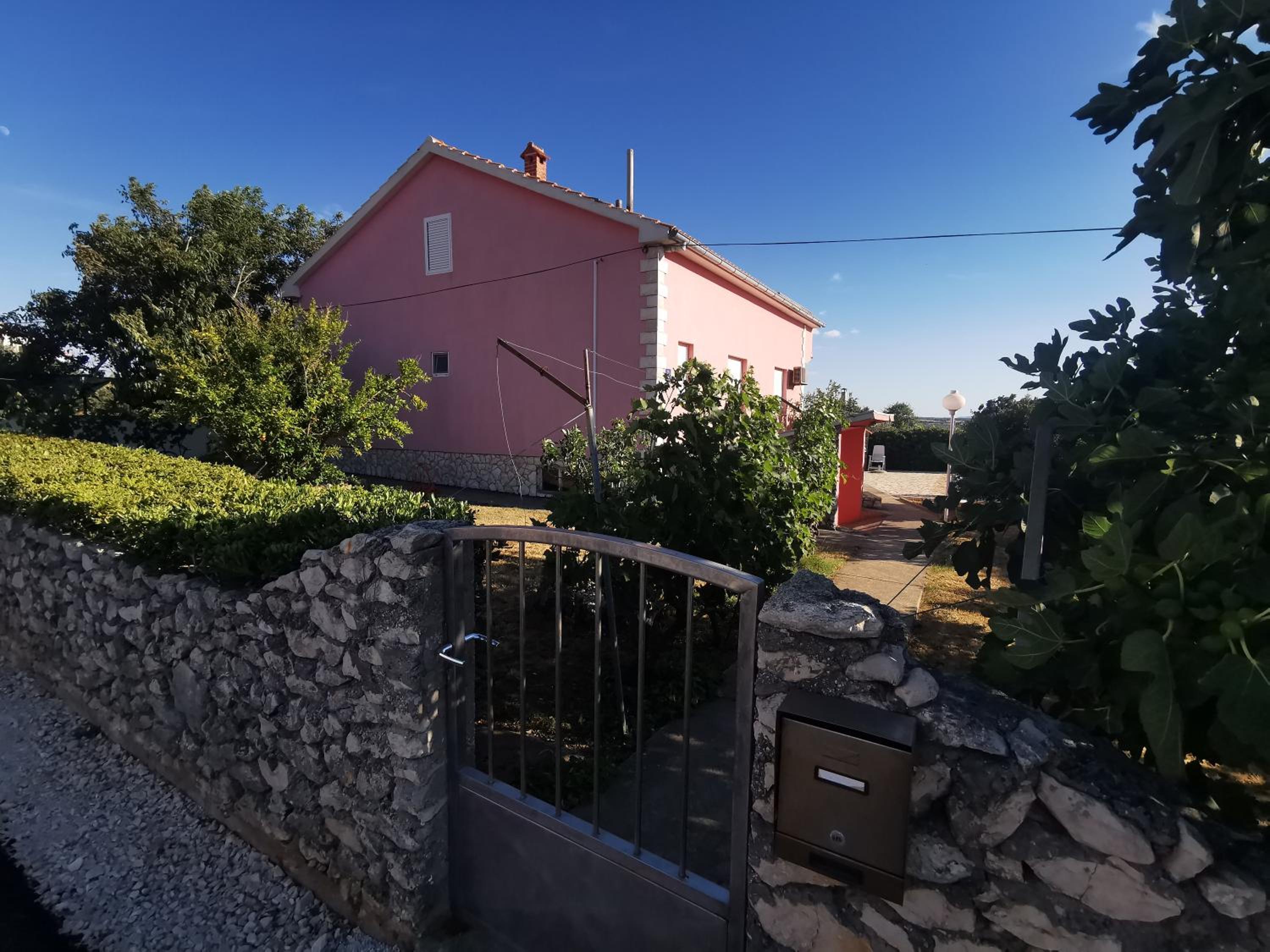 Guest house with pool Ante