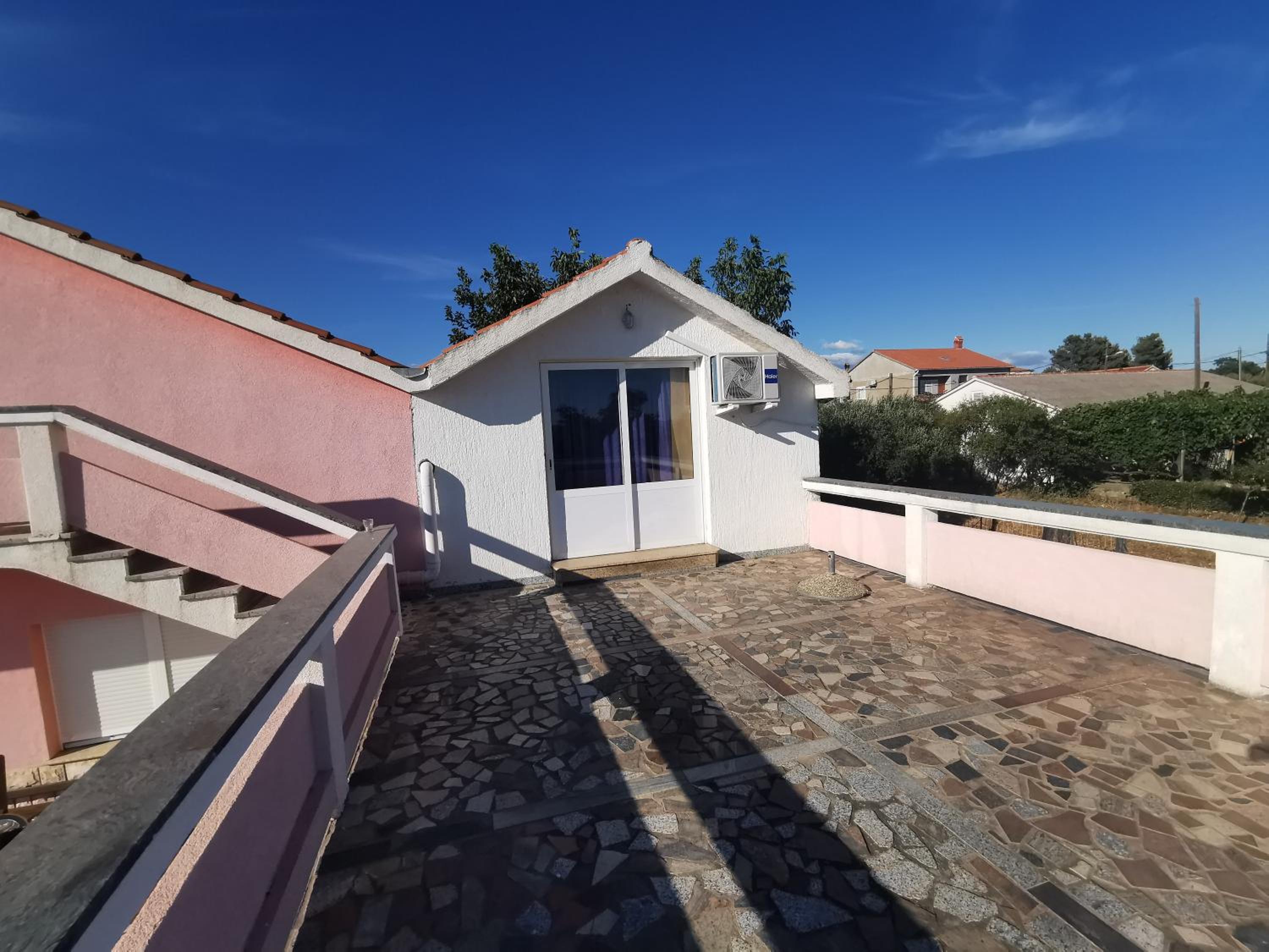 Guest house with pool Ante