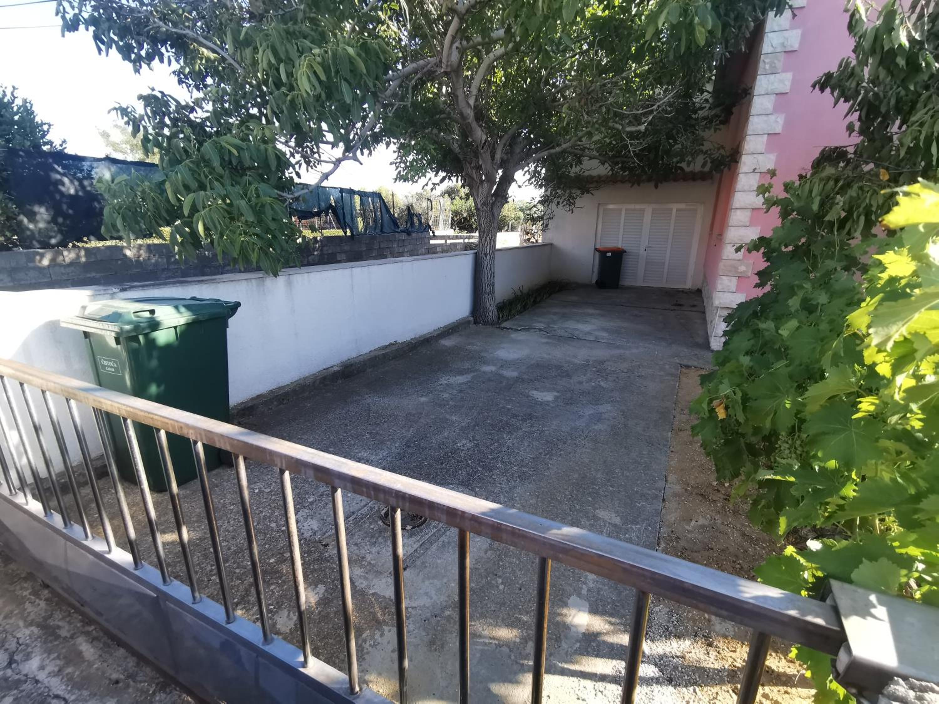 Guest house with pool Ante