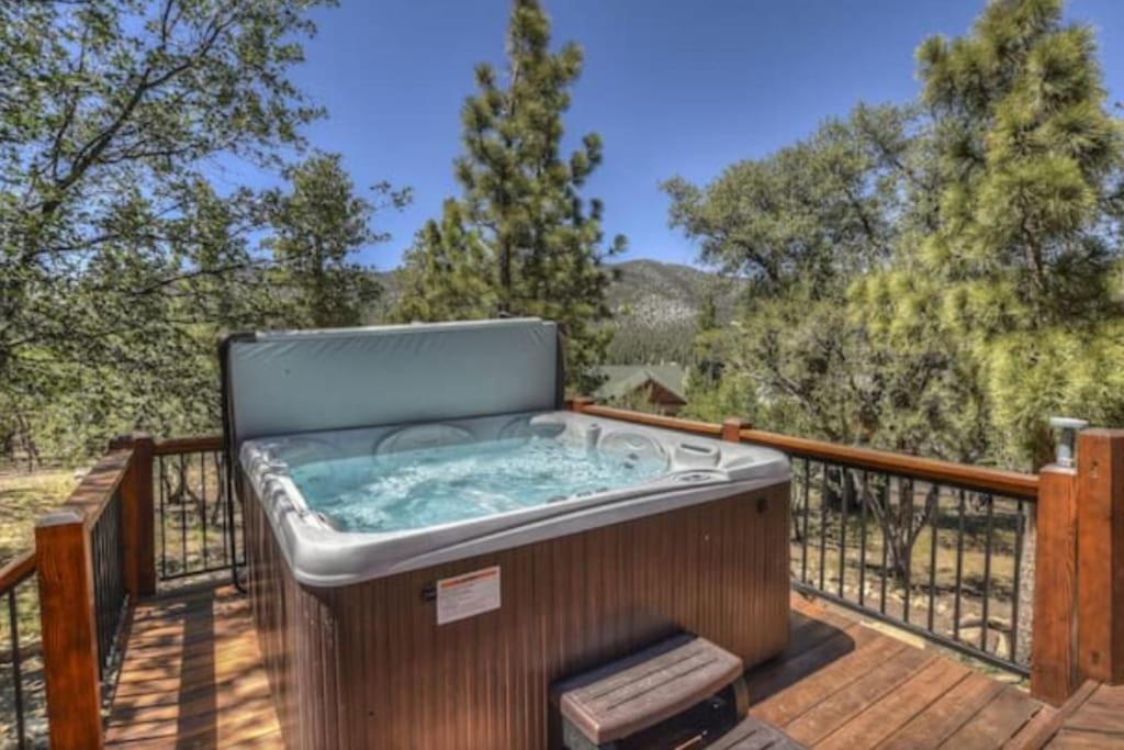 CUSTOM SINGLE STORY CABIN WITH JACUZZI POOL TABLE & BIG GAME ROOM WITH ARCADE games view 5