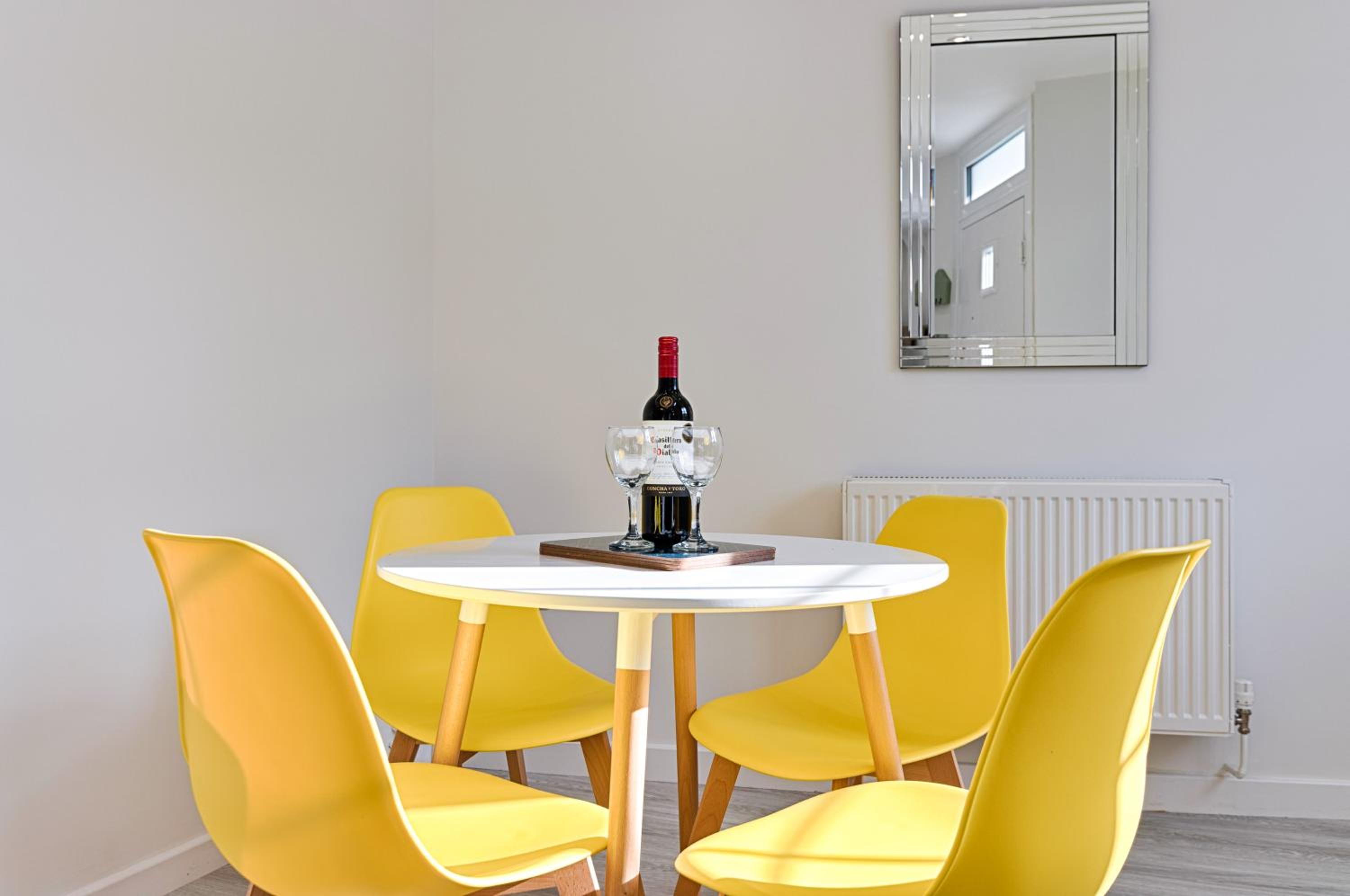 Sea Salt and Serenity-2 bedroom flat in The Mumbles-free parking