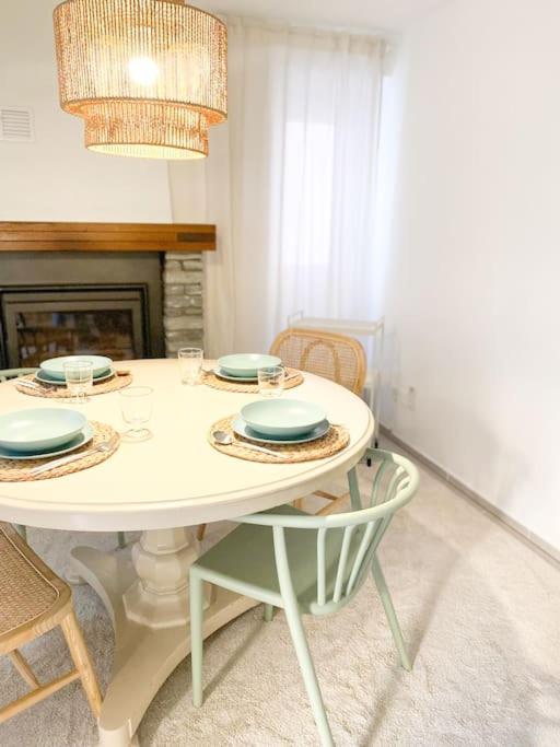 Boho Lake House - Private Beach 600m from the property - Free Parking - Home Cinema Room
