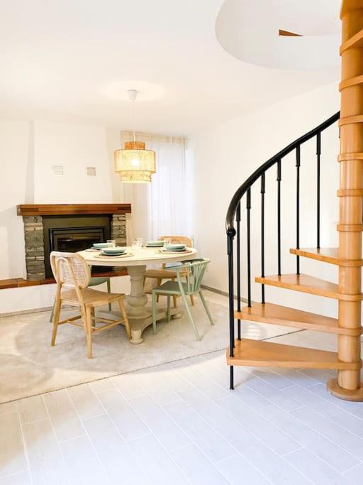 Boho Lake House - Private Beach 600m from the property - Free Parking - Home Cinema Room
