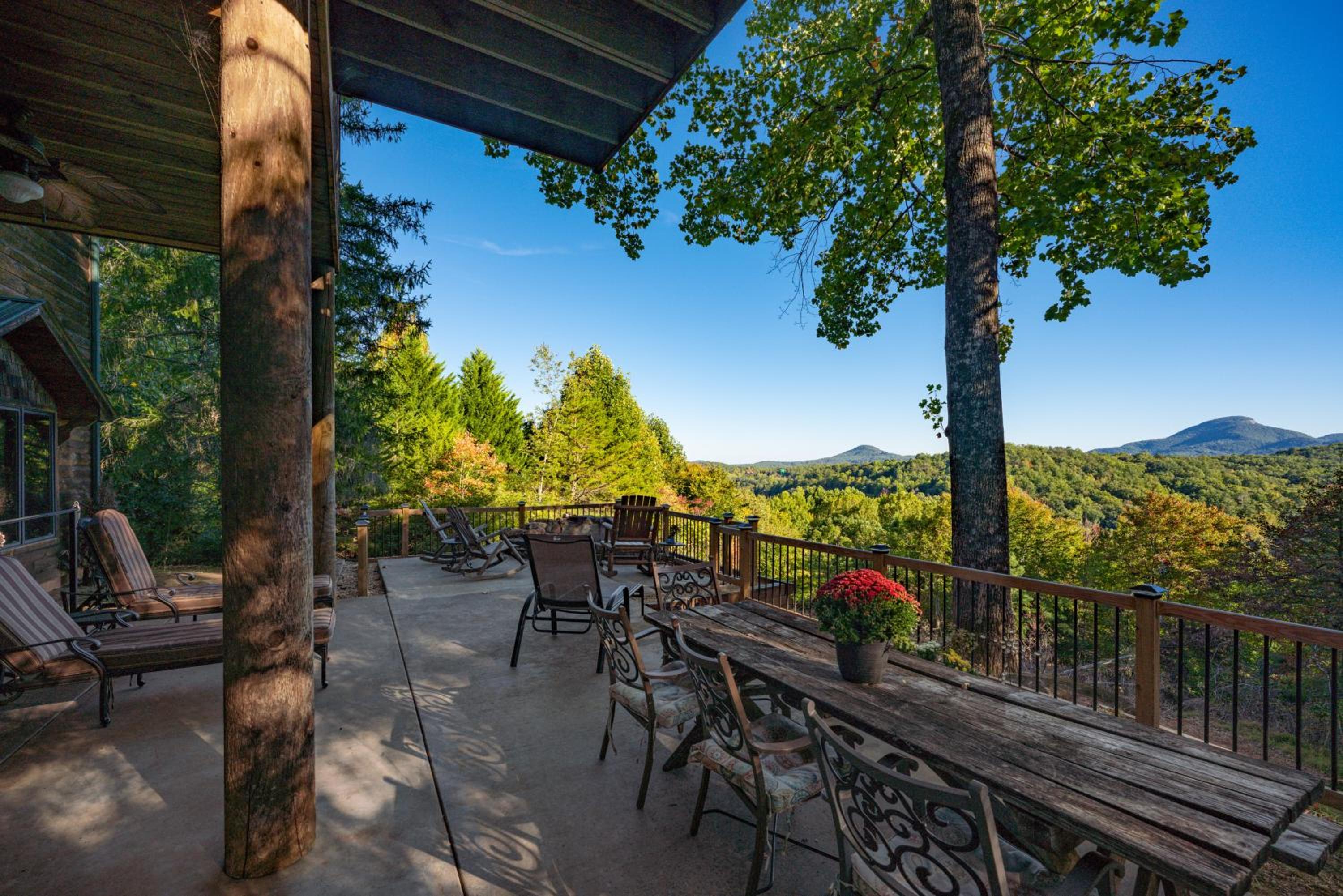 Mountain View Lodge Helen! Luxury Retreat in Downtown Helen! view 3
