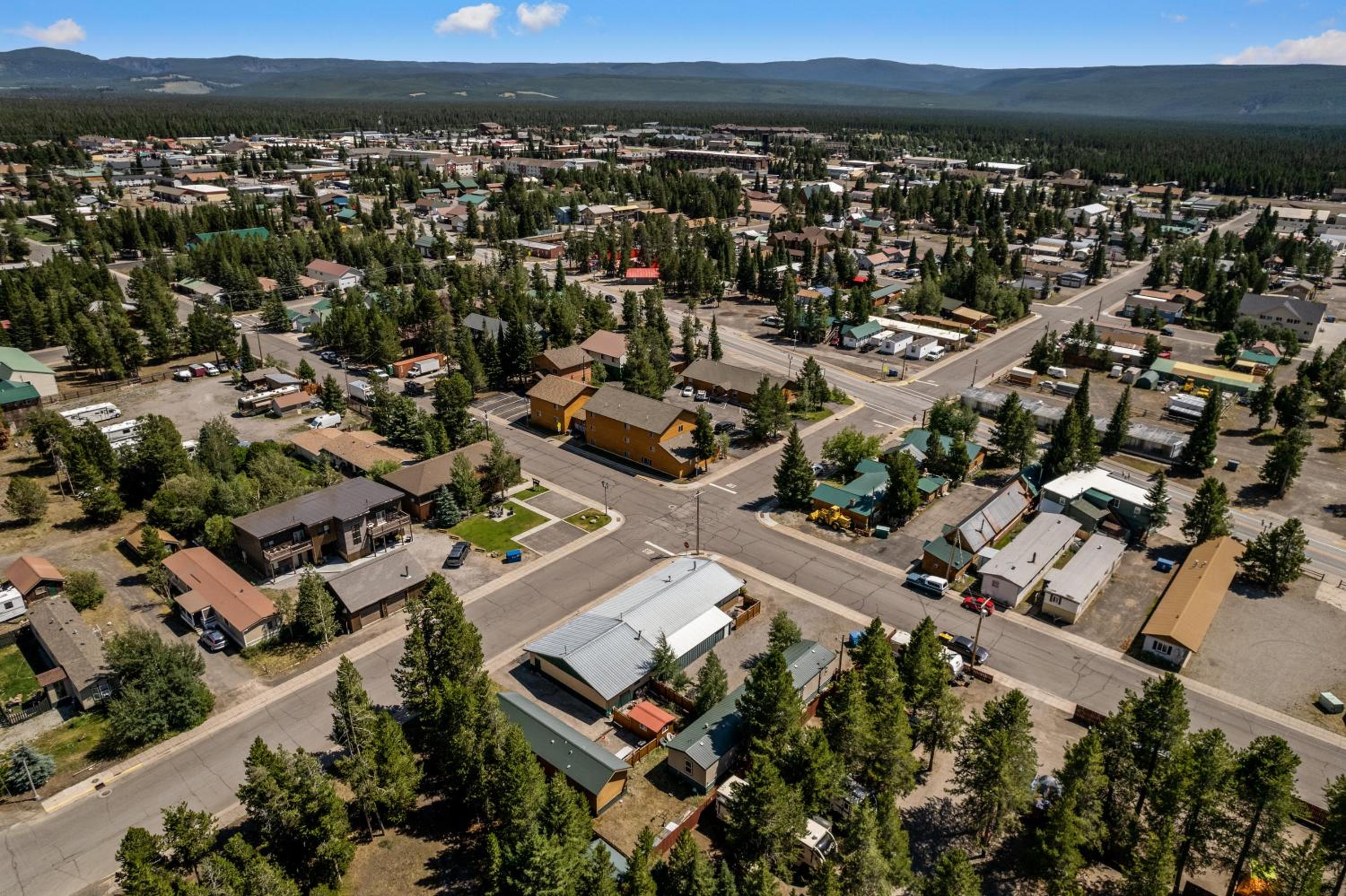 Cozy 1 bedroom in West Yellowstone, just 1 minute from Yellowstone Park! Alpine 1 view 3