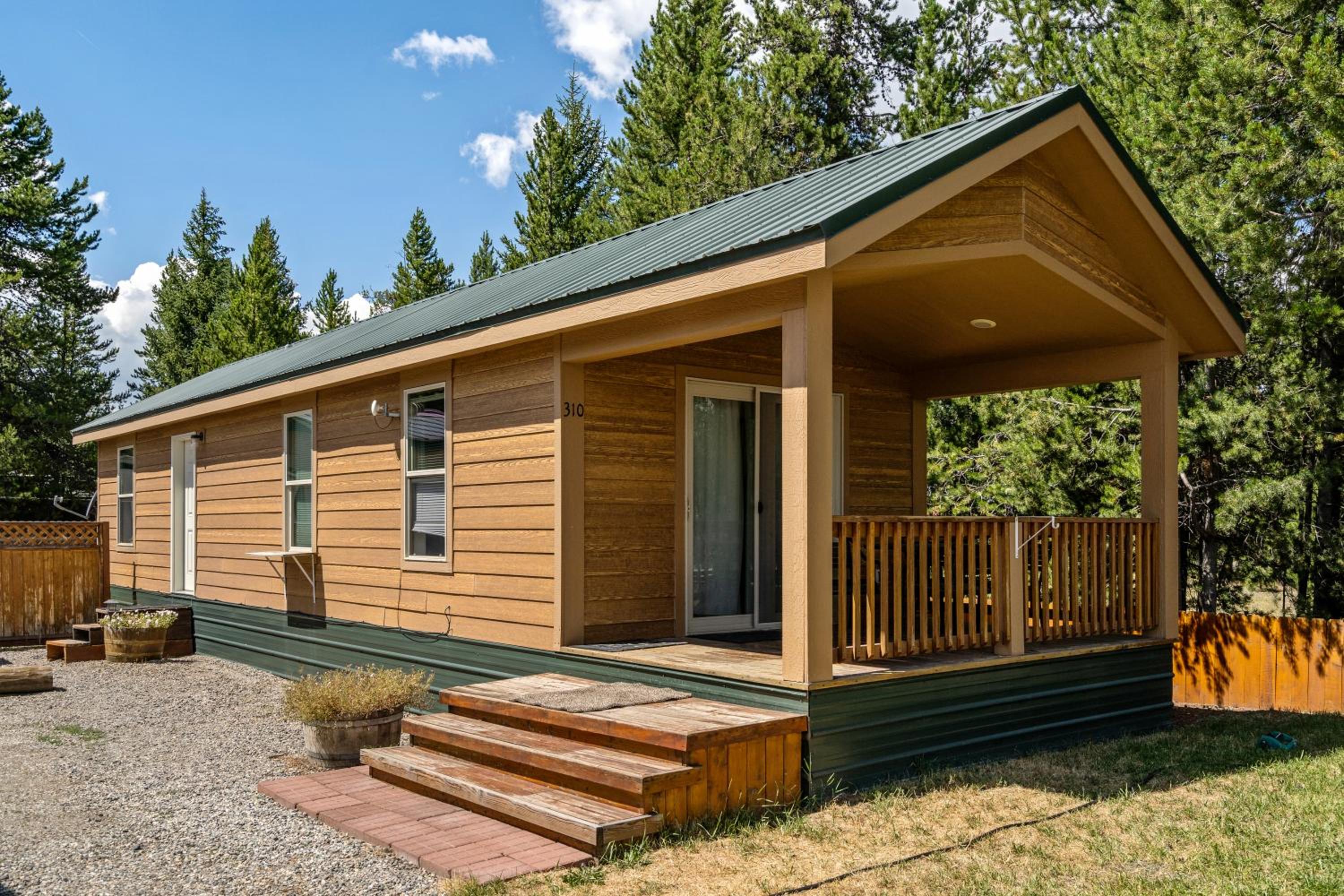 Cozy 1 bedroom in West Yellowstone, just 1 minute from Yellowstone Park! Alpine 1 view 4