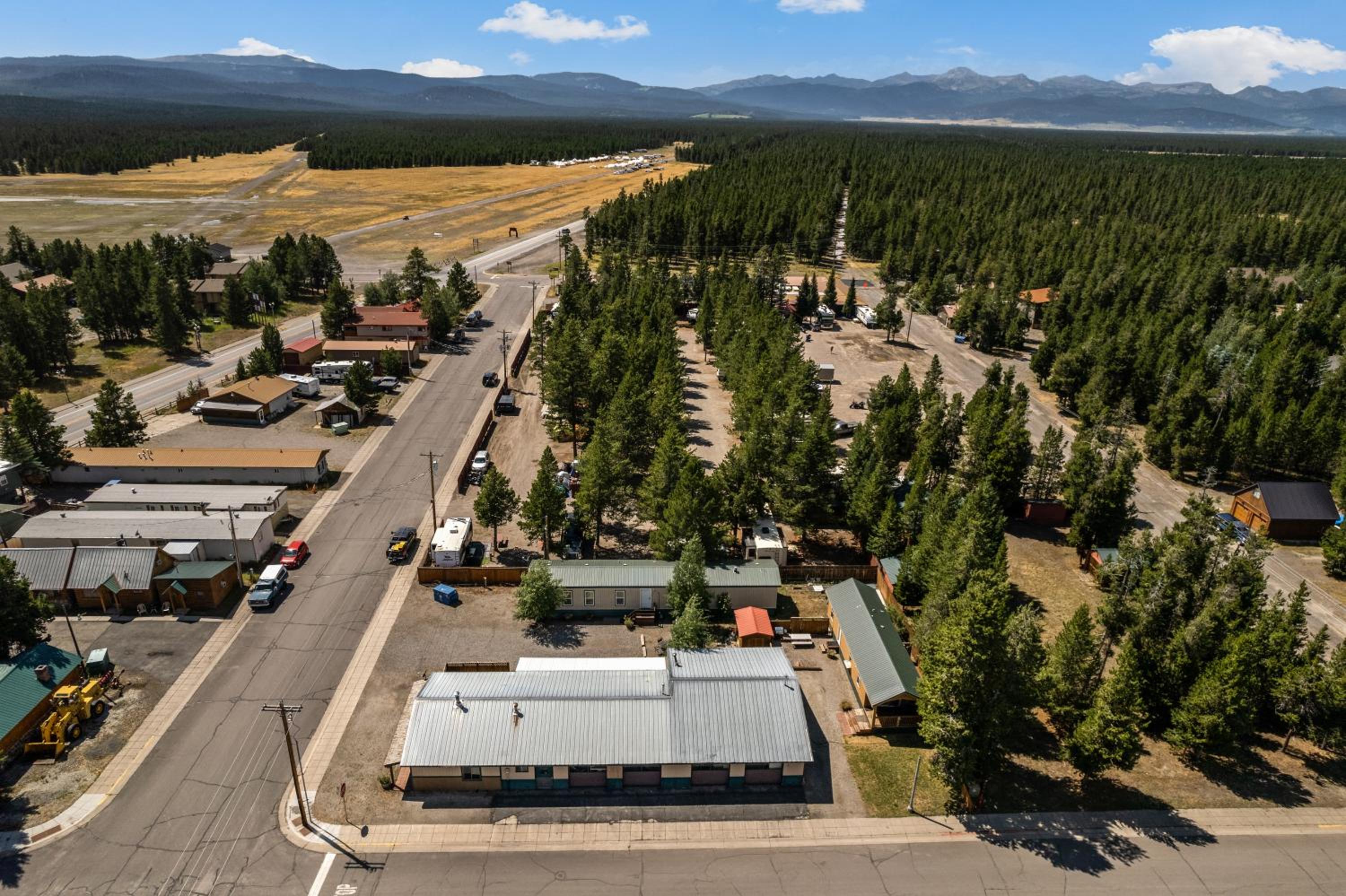 Cozy 1 bedroom in West Yellowstone, just 1 minute from Yellowstone Park! Alpine 1 view 5