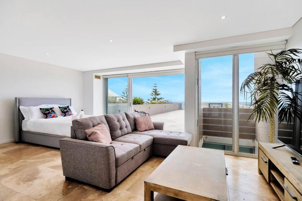 Paradise Penthouse - Beach Front Style and Luxury