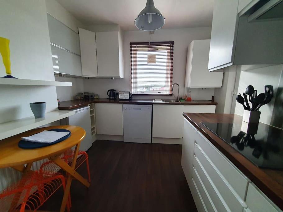 2 Bedroom, free parking & Netflix near hospitals view 2