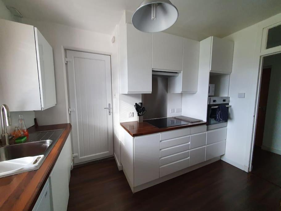 2 Bedroom, free parking & Netflix near hospitals view 3
