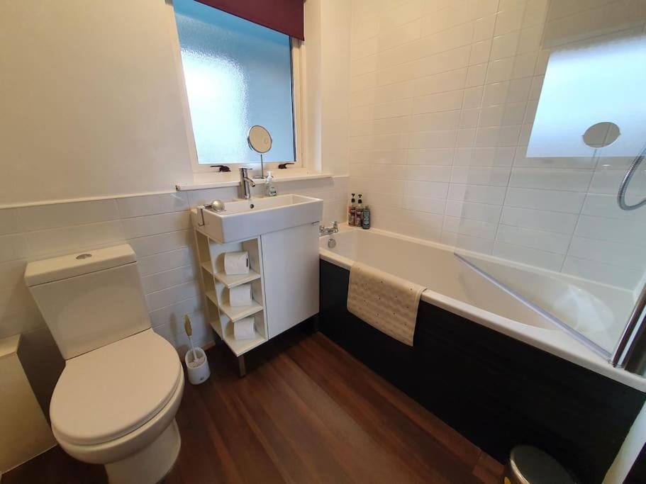 2 Bedroom, free parking & Netflix near hospitals view 4