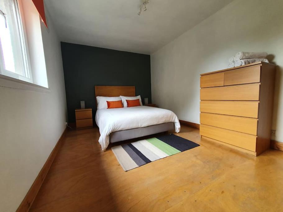 2 Bedroom, free parking & Netflix near hospitals view 5