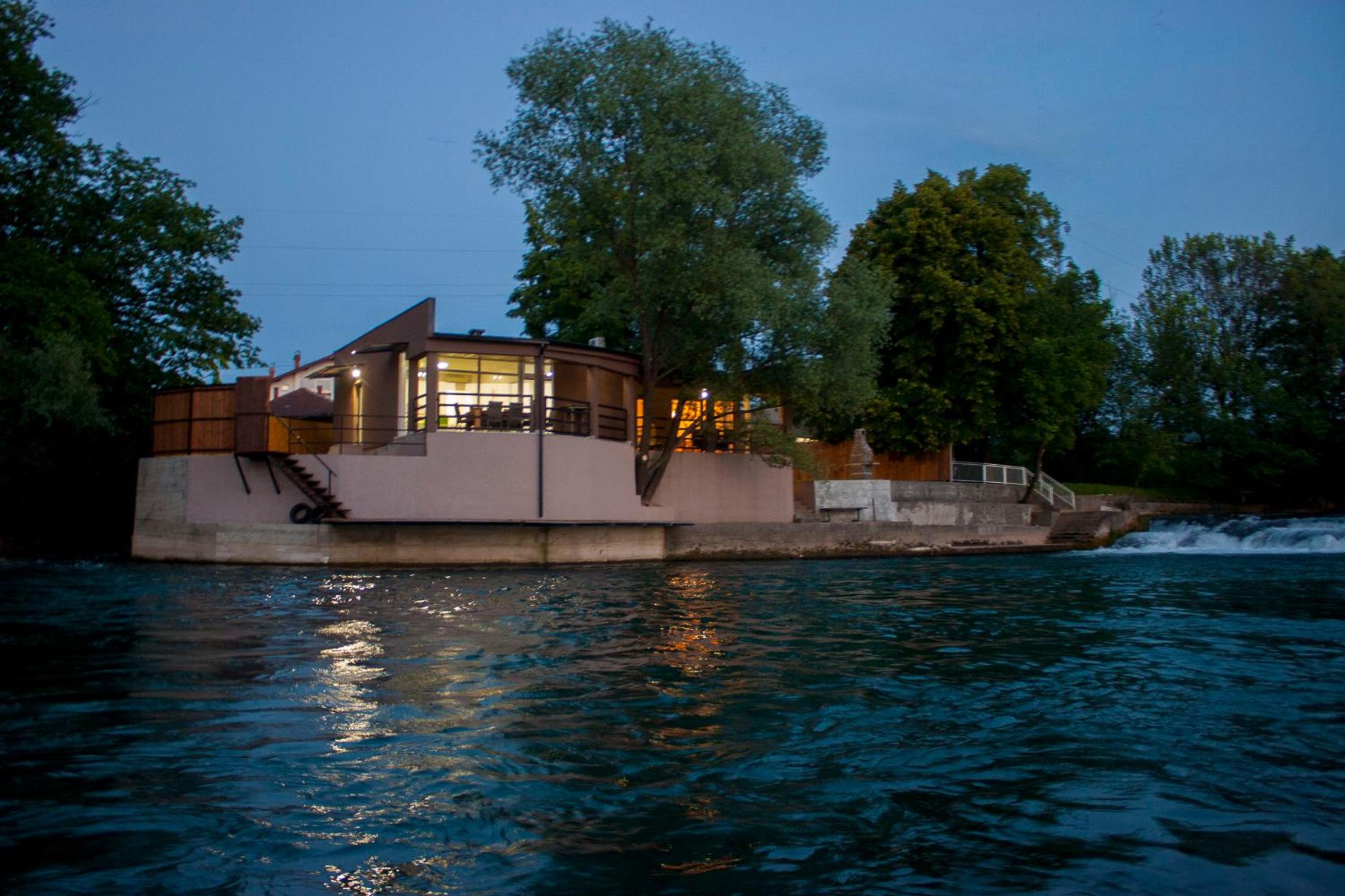 Holiday Homes Pozitiva