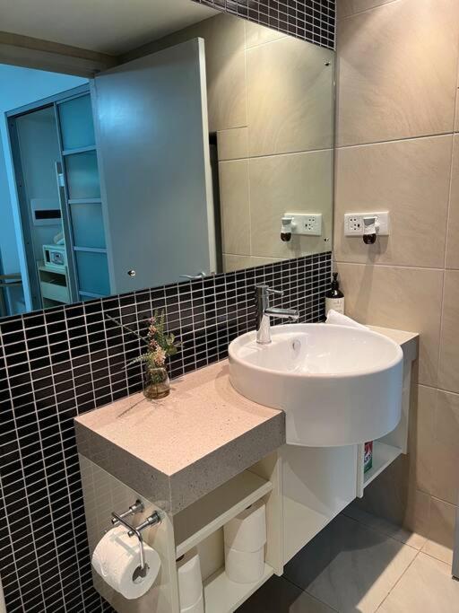 Pandanas Apt 4 (13th floor with great views)