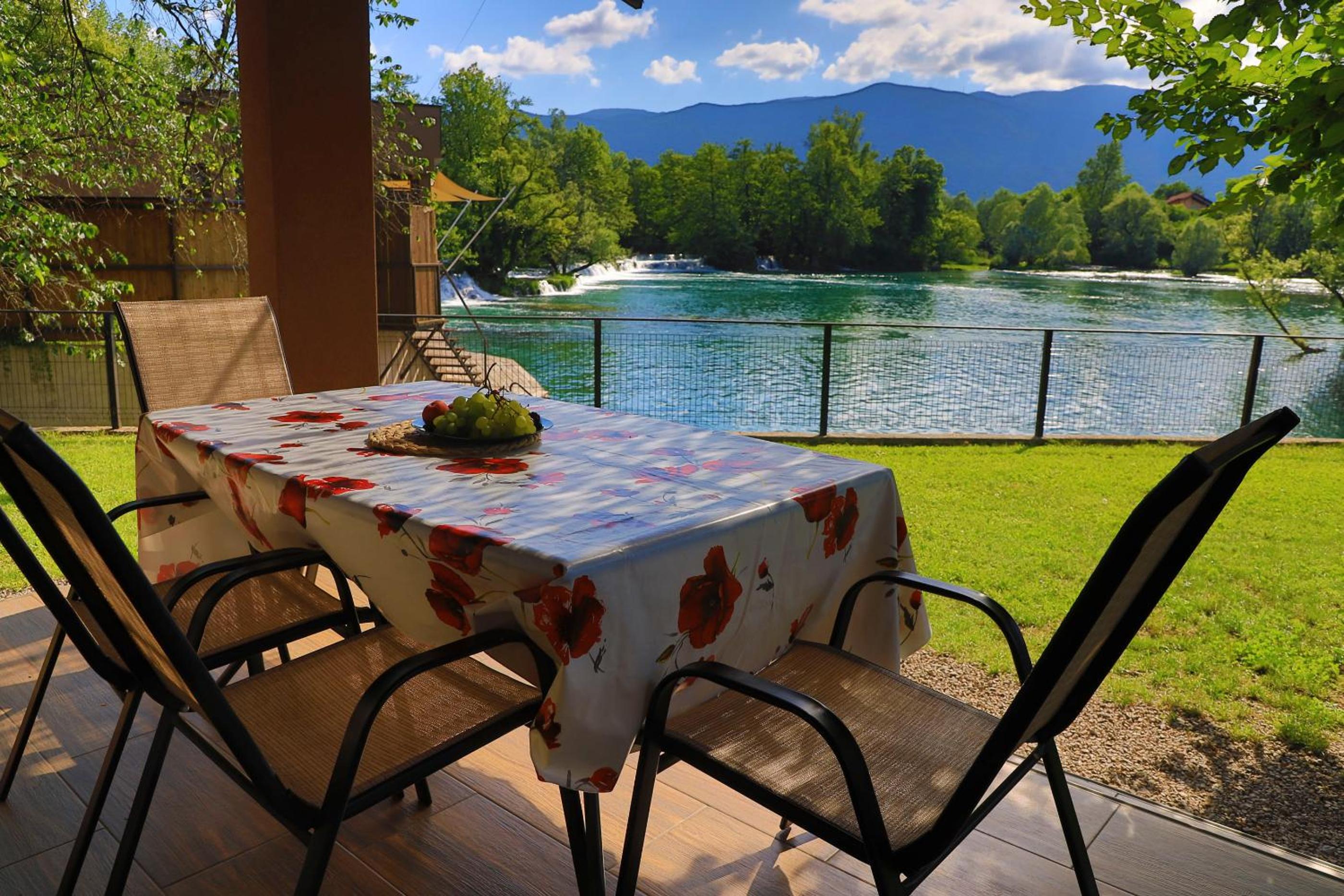 Holiday Homes Pozitiva