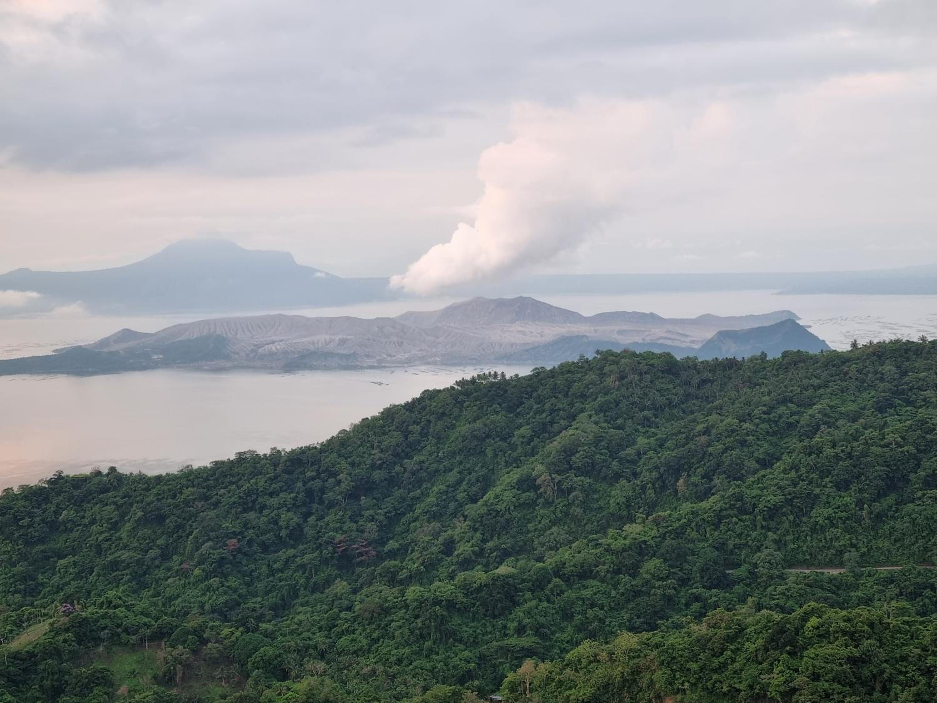 4 pax Tagaytay Prime Staycation WIFI NETFLIX and light cooking FREE VIEWDECK view 2