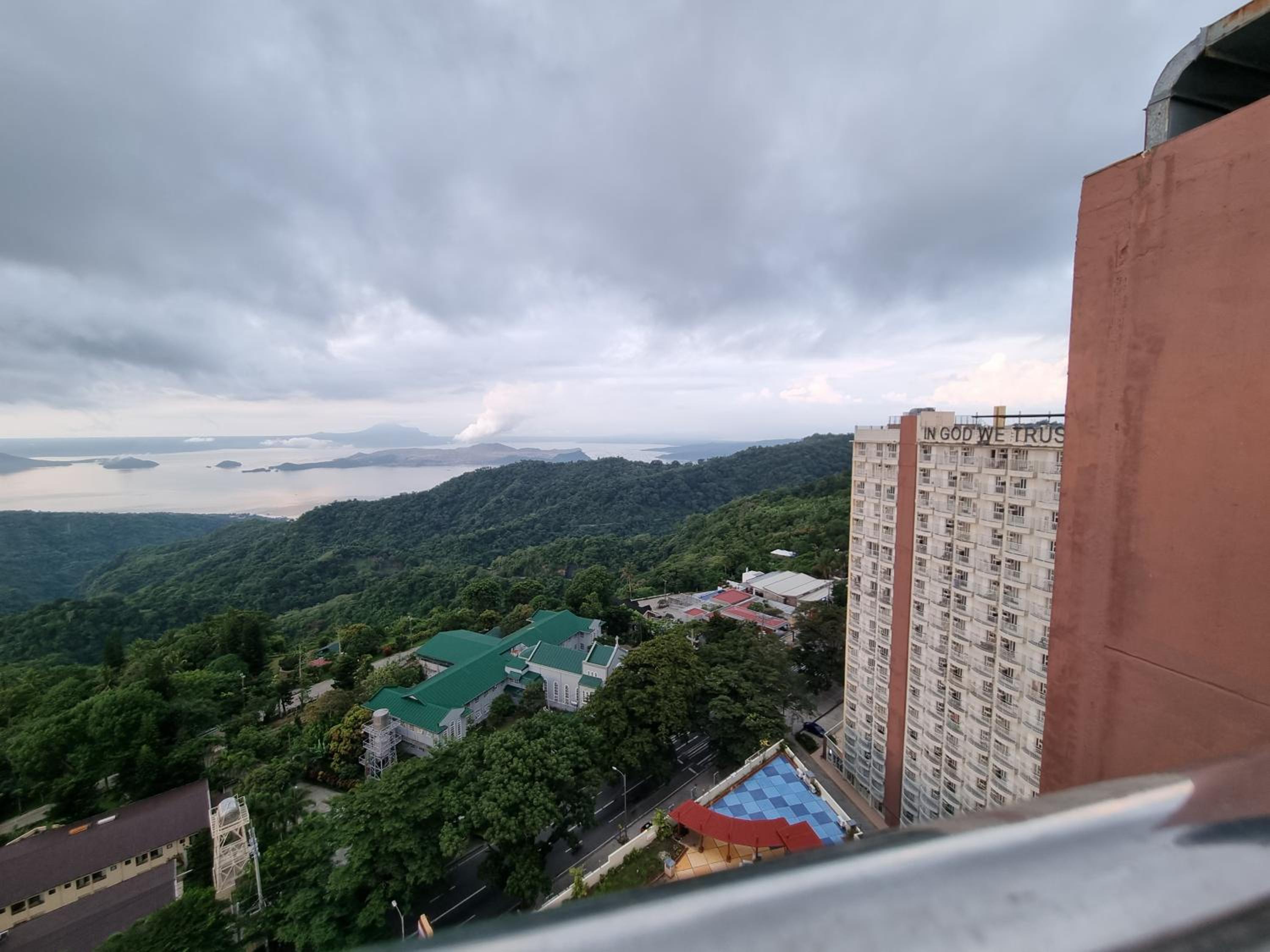 4 pax Tagaytay Prime Staycation WIFI NETFLIX and light cooking FREE VIEWDECK view 4