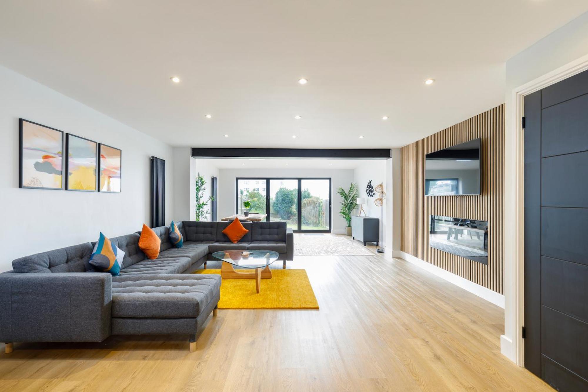 Free Parking Stylish & modern 4-bedroom home with sea views view 4
