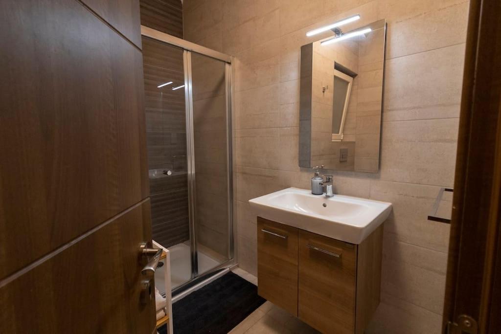 Lovely Modern 1 Bedroom Apartment in San Gwann photo 5