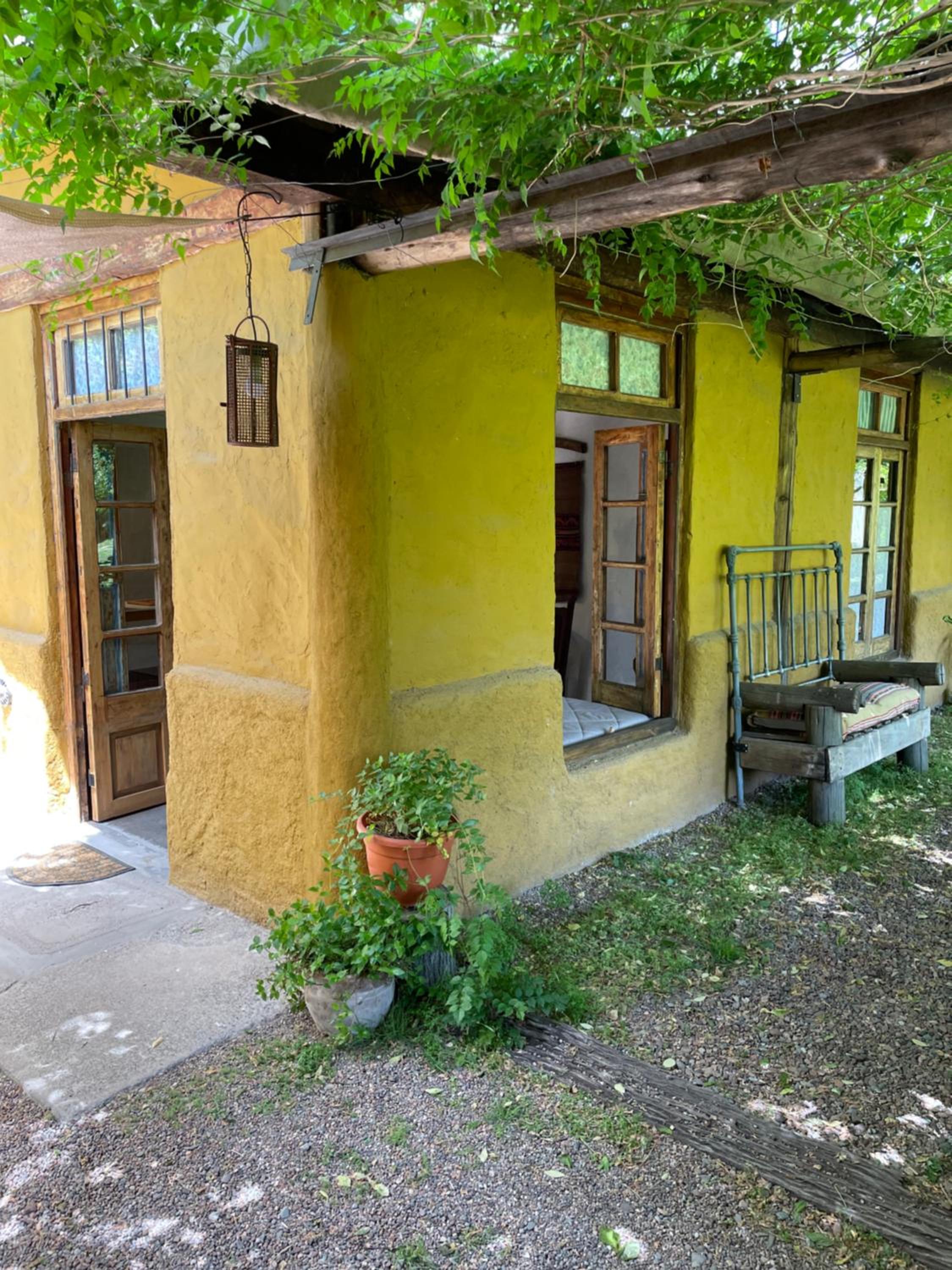 ocre y madera