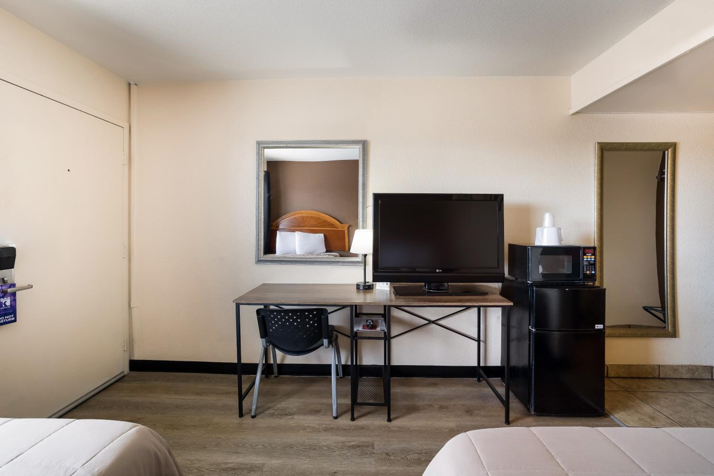 Sierra Vista Vacations - Knights Inn Sierra Vista / East Fry - Property Image 2