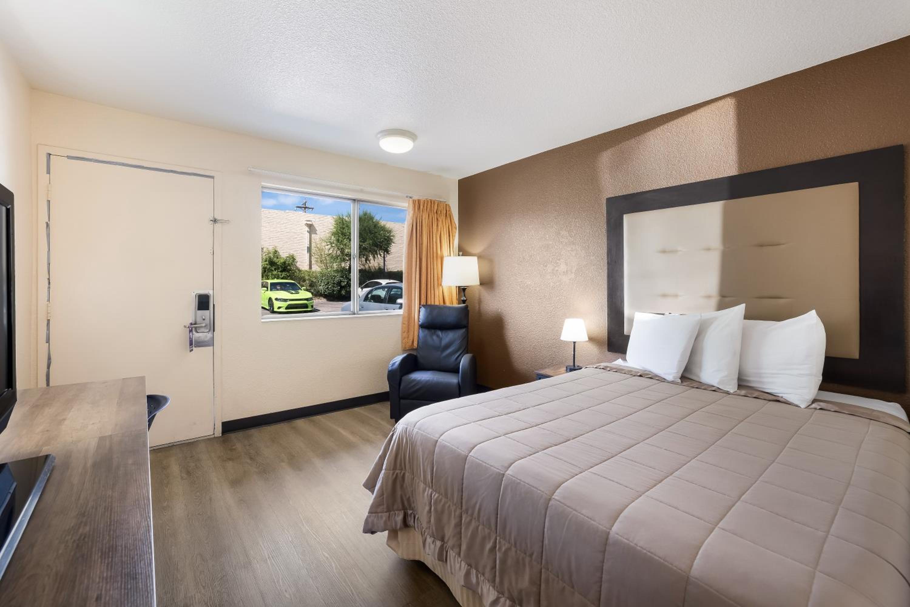 Sierra Vista Vacations - Knights Inn Sierra Vista / East Fry - Property Image 1