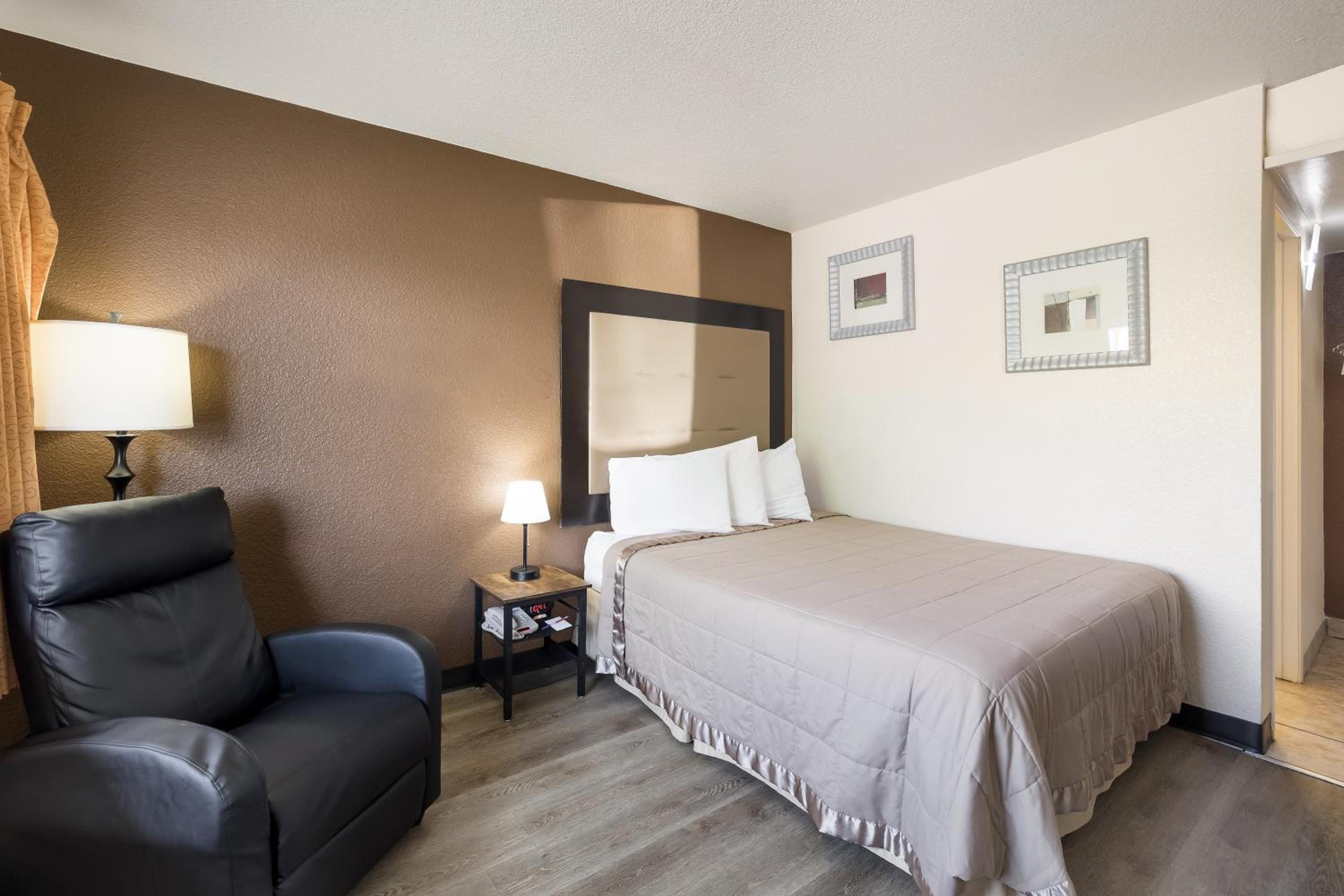 Sierra Vista Vacations - Knights Inn Sierra Vista / East Fry - Property Image 7