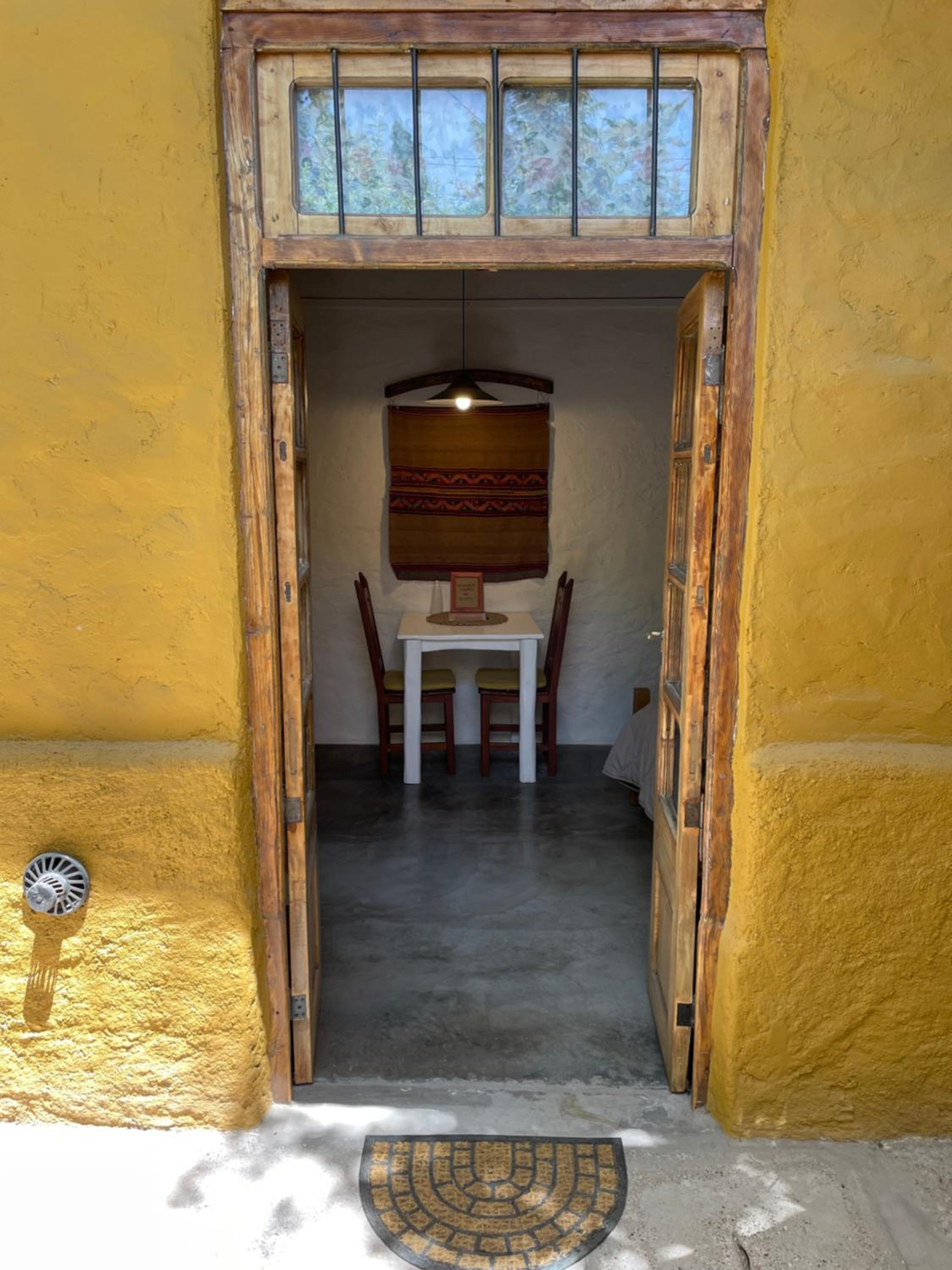 ocre y madera