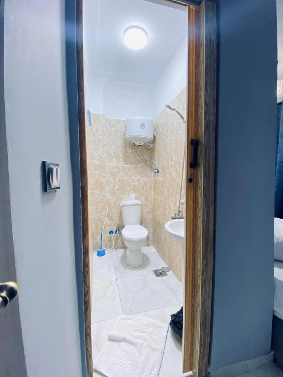 NADA _ HOTEL