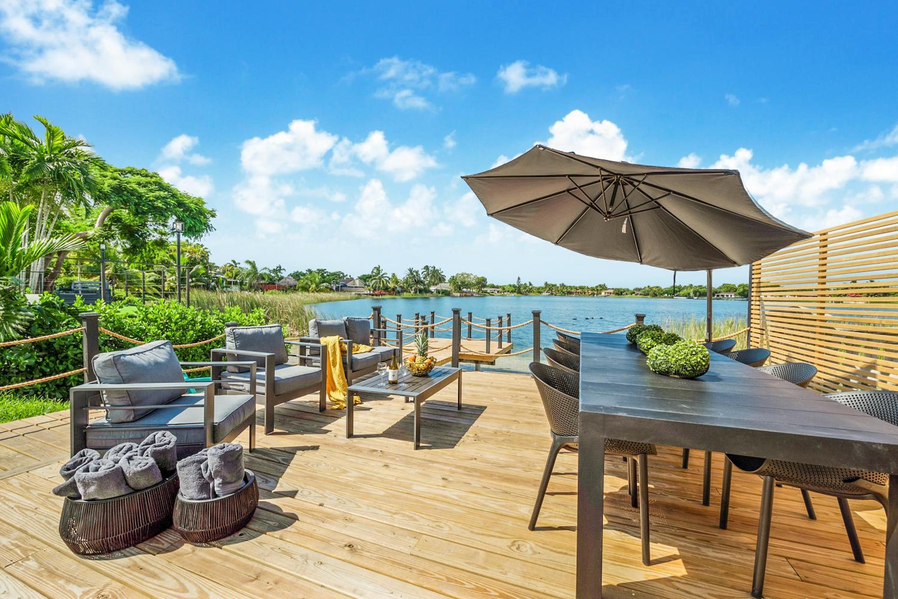 Miami Oasis with Lakefront Beach Jacuzzi and Golf L56