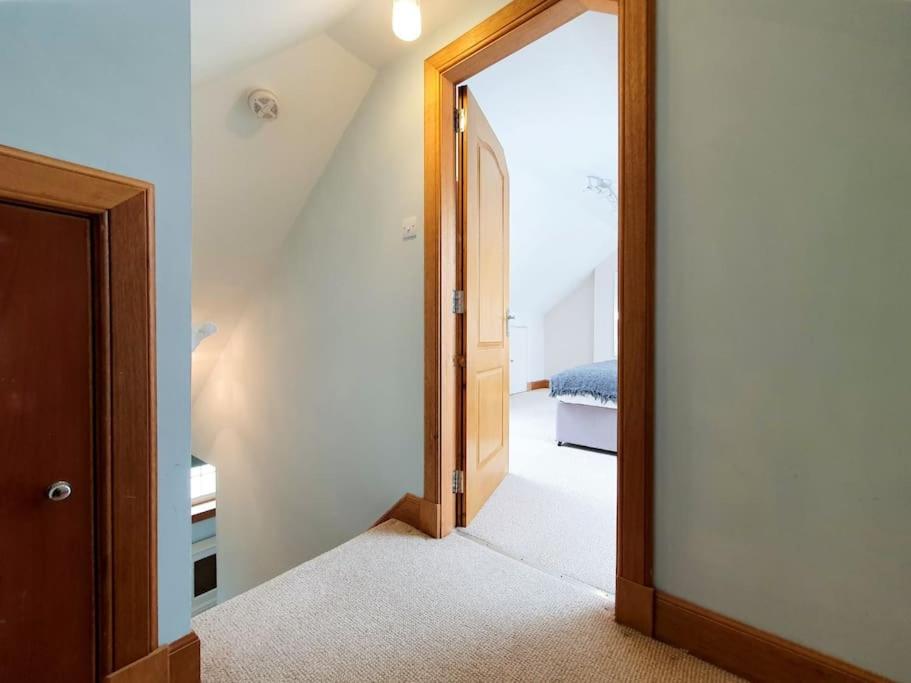 Parkgate Apartment - Near M90, Amazon, Edinburgh view 3