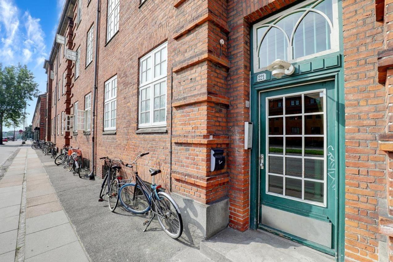 Cosy room in residential part of Copenhagen, with free street parking and shared bathroom