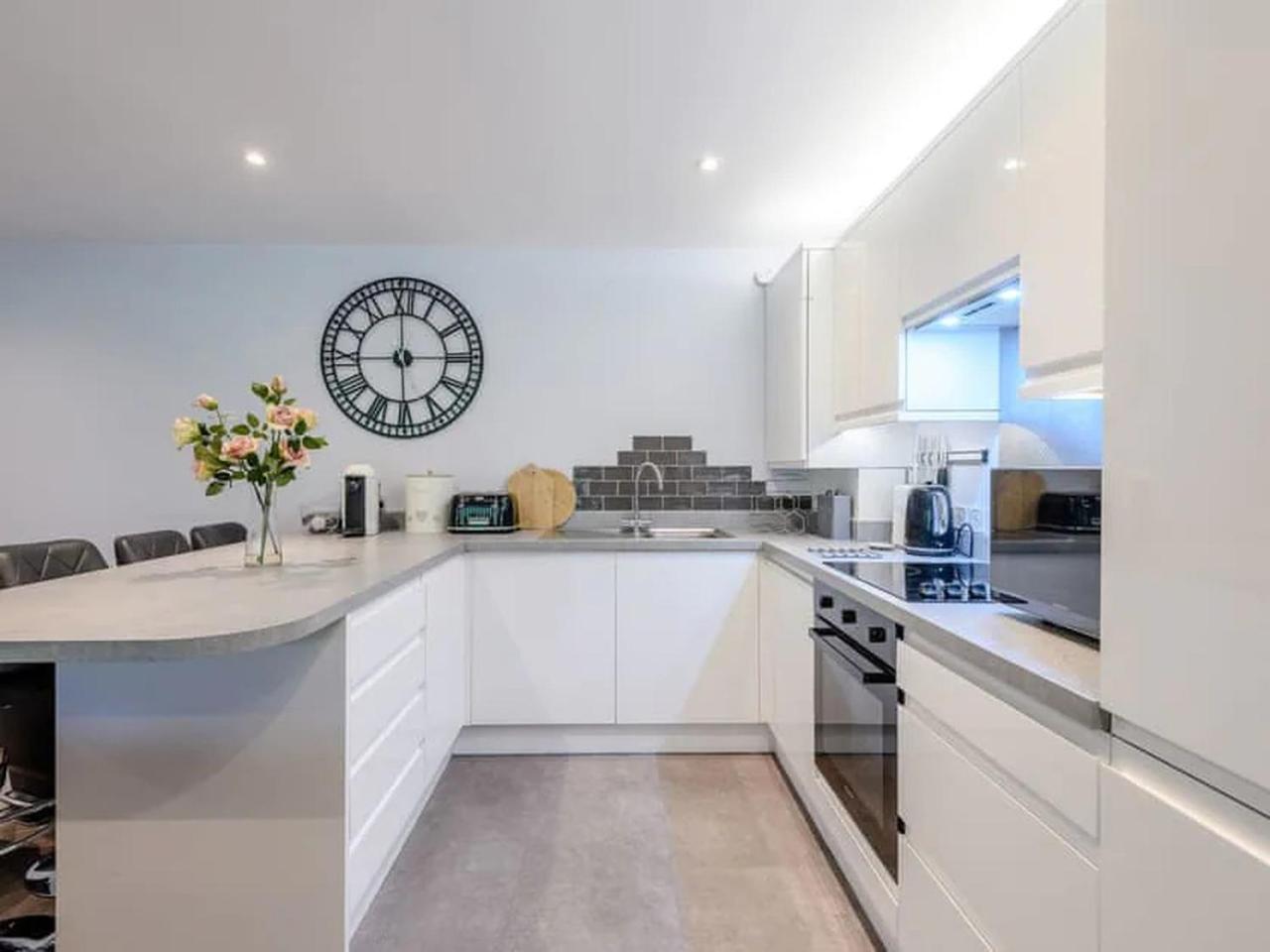 A Detached Garden Lodge, Hot Tub, Heating, WiFi & Parking view 3