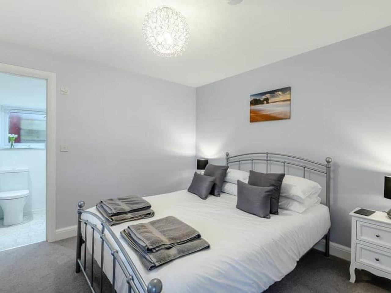A Detached Garden Lodge, Hot Tub, Heating, WiFi & Parking view 2