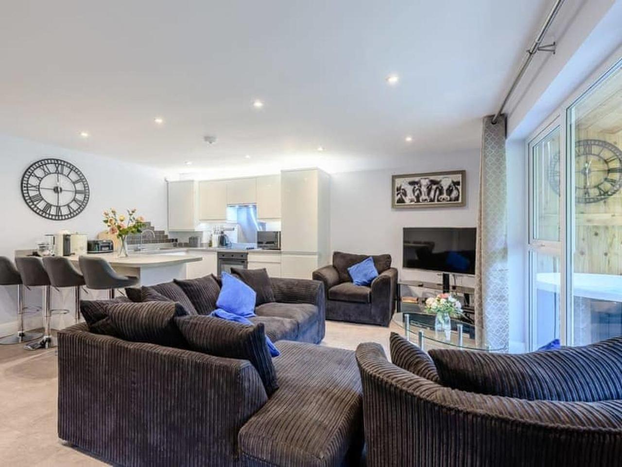 A Detached Garden Lodge, Hot Tub, Heating, WiFi & Parking view 4