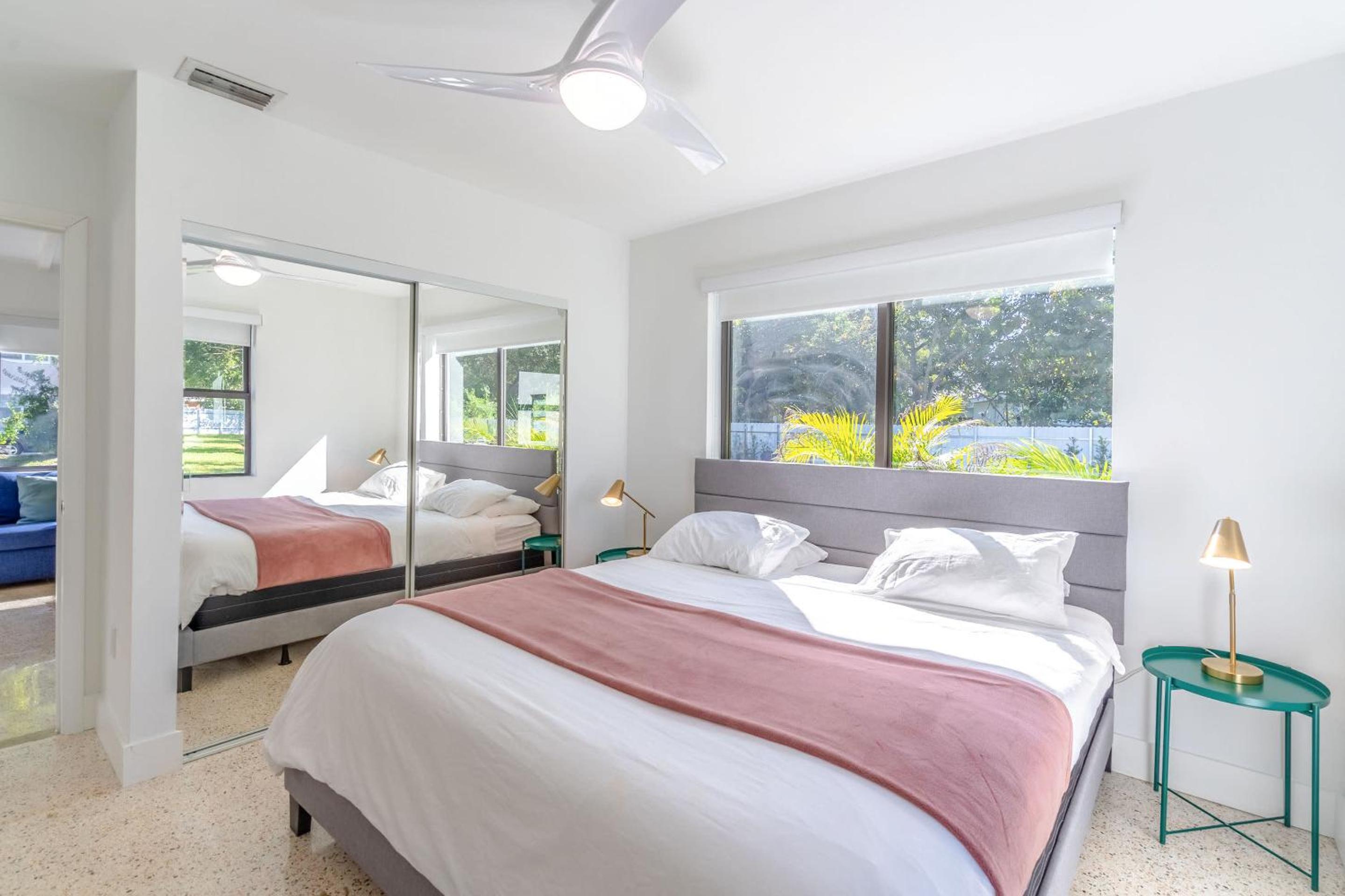 Renovated Apts with Kitchen, Fast WiFi, Smart TV, Roku & Pool Onsite 4 mi to Surfside Beach view 3