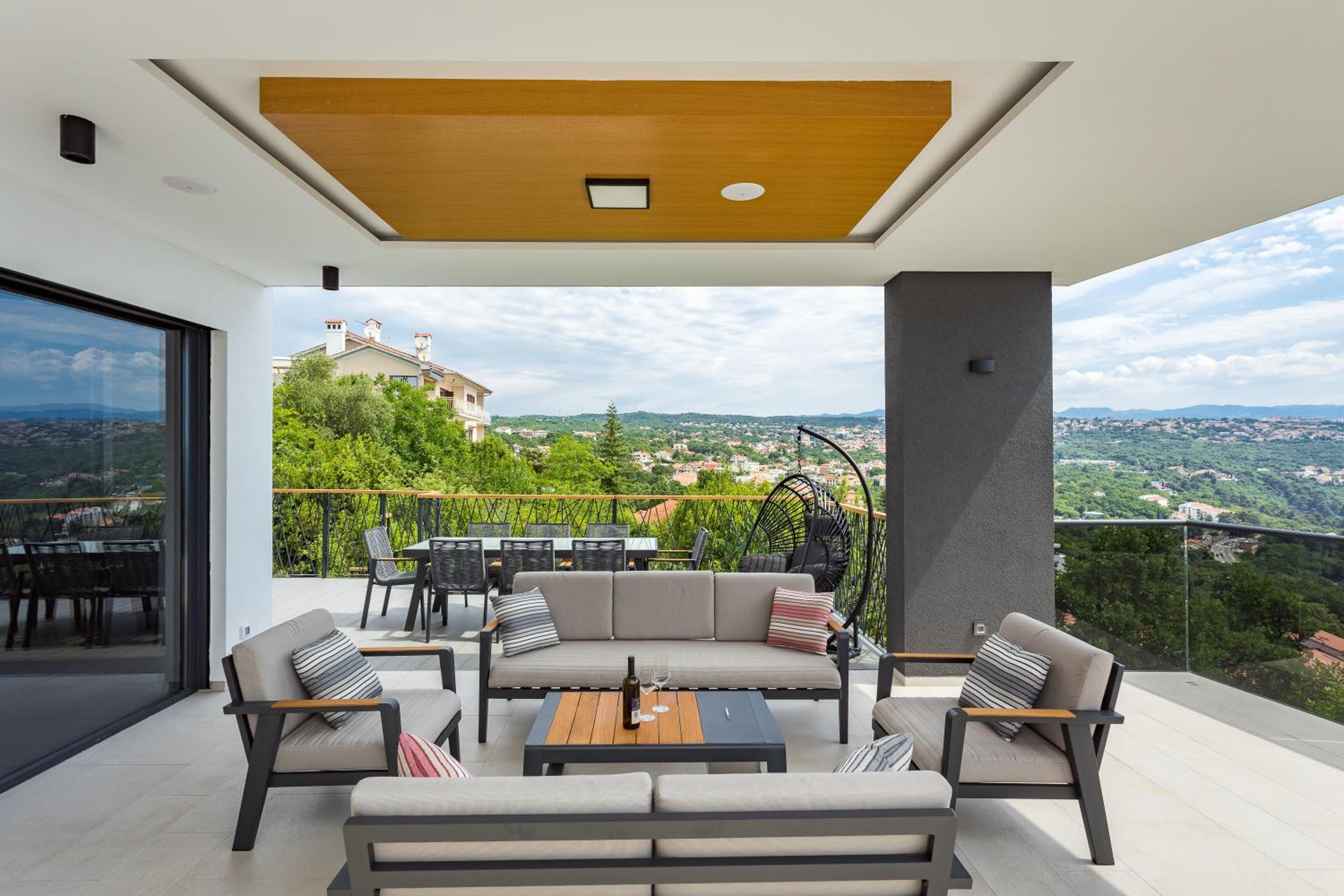 Villa Titanium