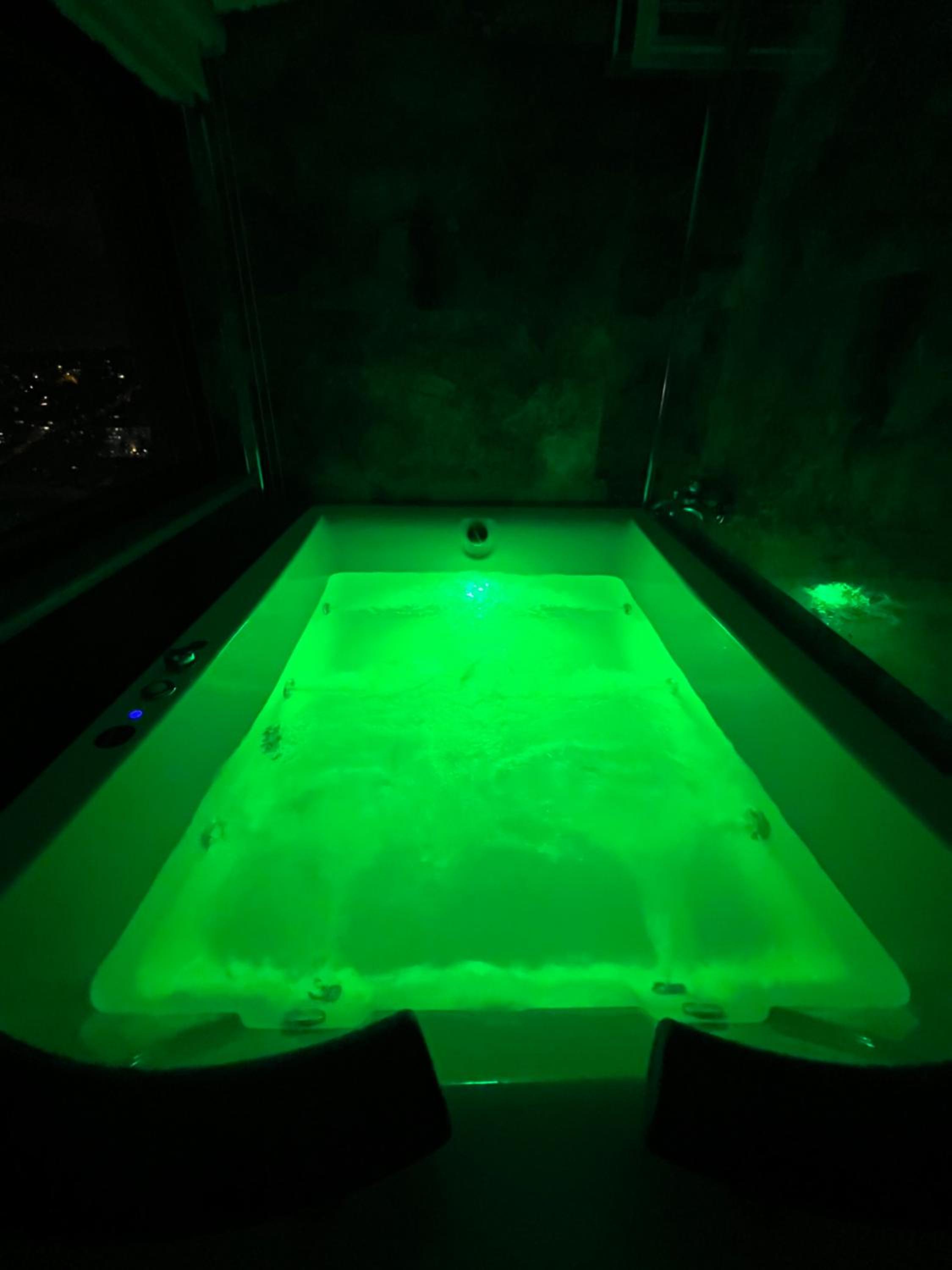 Class Hotel Bosphorus With Jacuzzi - Image 45