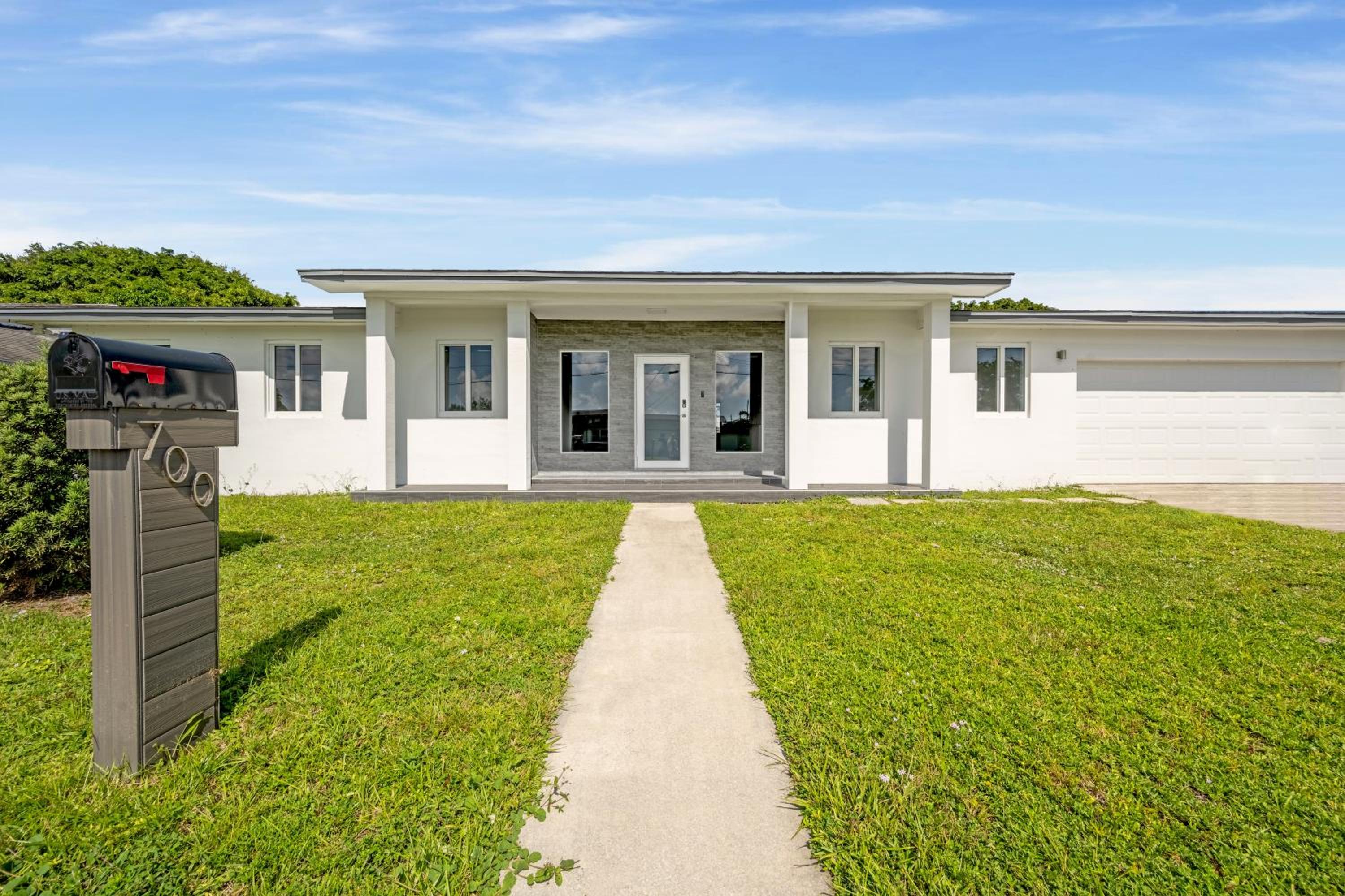 Private Spacious House #BBQ - Hallandale Beach, Florida - Image 1