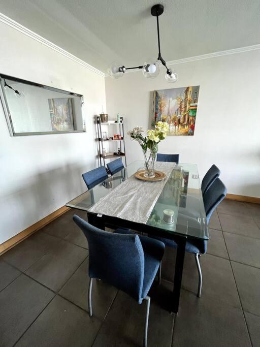 apartamento con vista al mar y piscina.