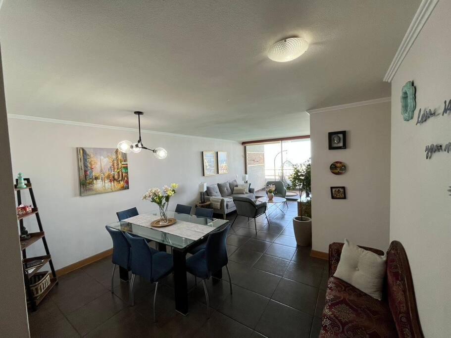 apartamento con vista al mar y piscina.